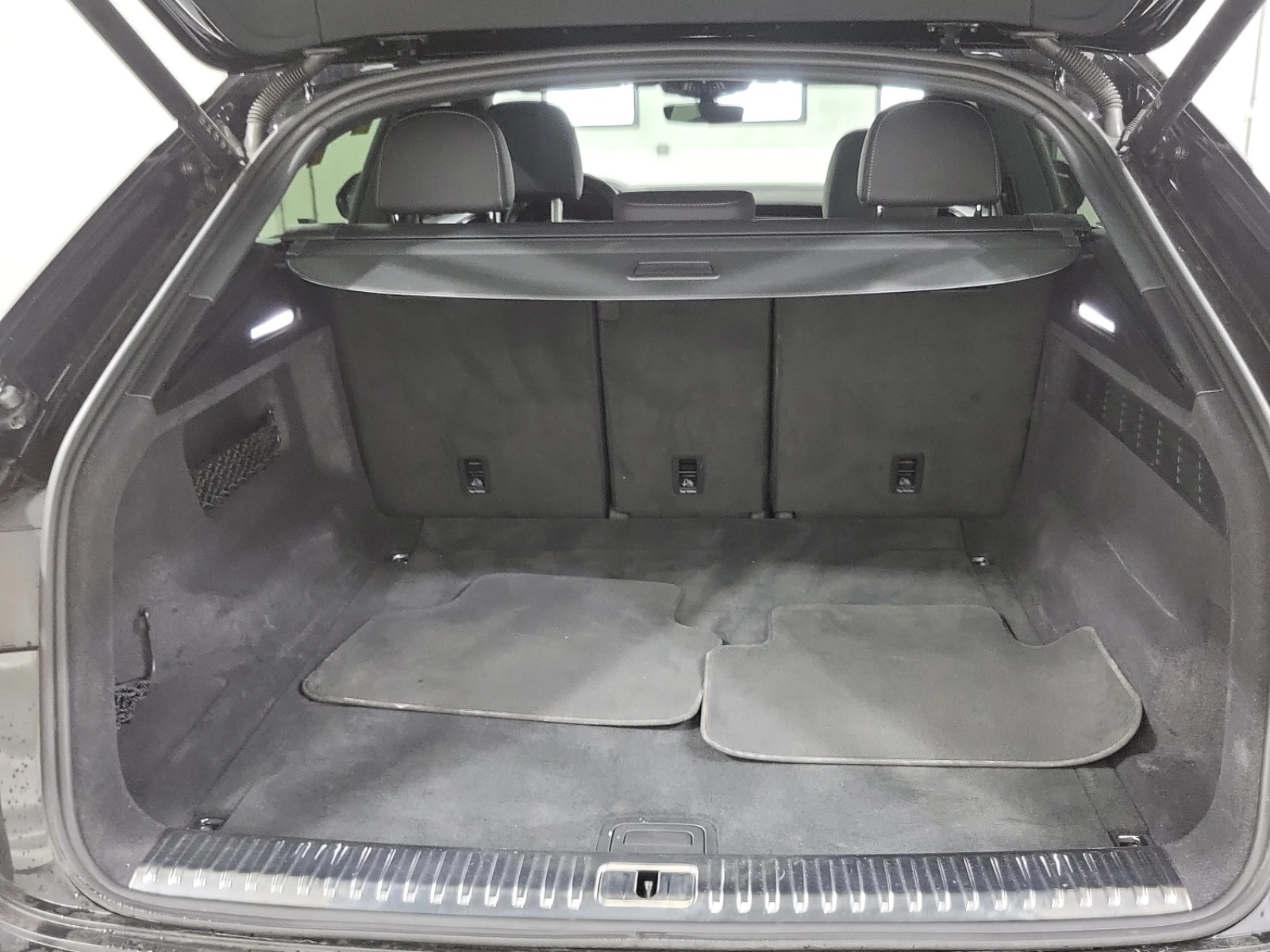 Audi Q8 Progressiv * Keyless * CARFAX * АВТО КРЕДИТ * , снимка 7 - Автомобили и джипове - 54804255