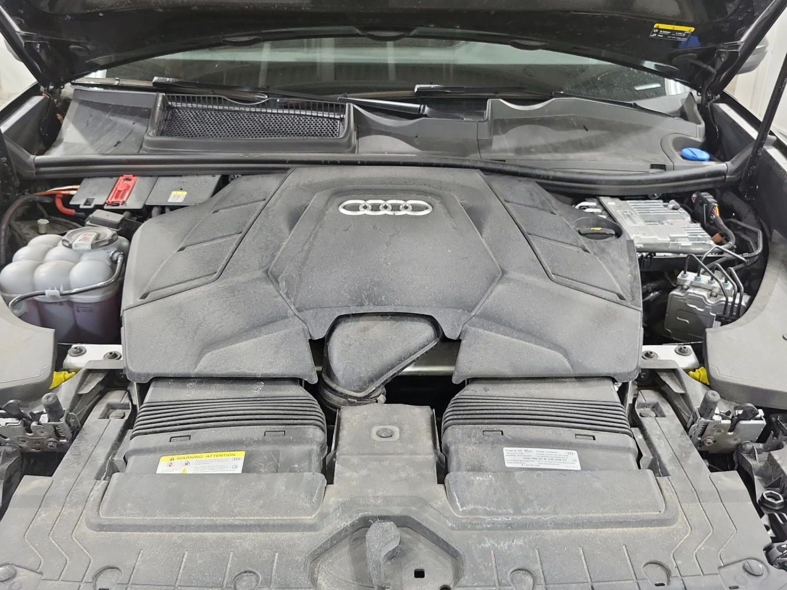 Audi Q8 Progressiv * Keyless * CARFAX * АВТО КРЕДИТ * , снимка 8 - Автомобили и джипове - 54804255