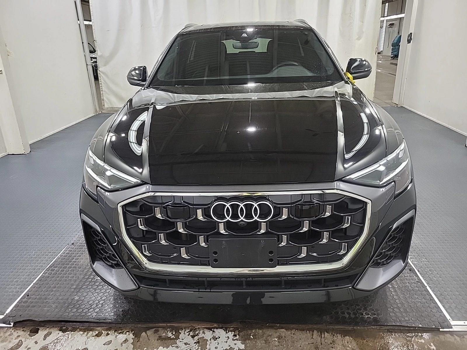 Audi Q8 Progressiv * Keyless * CARFAX * АВТО КРЕДИТ * , снимка 2 - Автомобили и джипове - 54804255