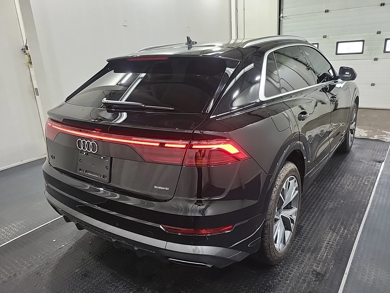 Audi Q8 Progressiv * Keyless * CARFAX * АВТО КРЕДИТ * , снимка 3 - Автомобили и джипове - 54804255