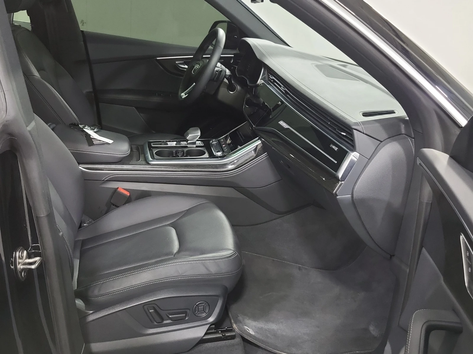 Audi Q8 Progressiv * Keyless * CARFAX * АВТО КРЕДИТ * , снимка 10 - Автомобили и джипове - 54804255