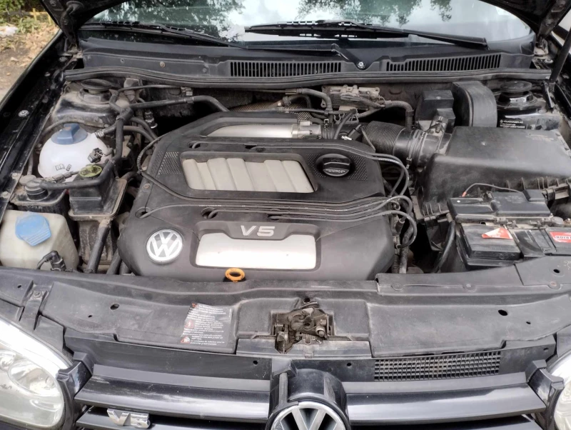 VW Golf 2.3 V5, снимка 16 - Автомобили и джипове - 46859210