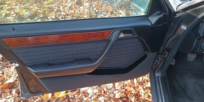 Mercedes-Benz 124 Е200, снимка 8 - Автомобили и джипове - 52966096