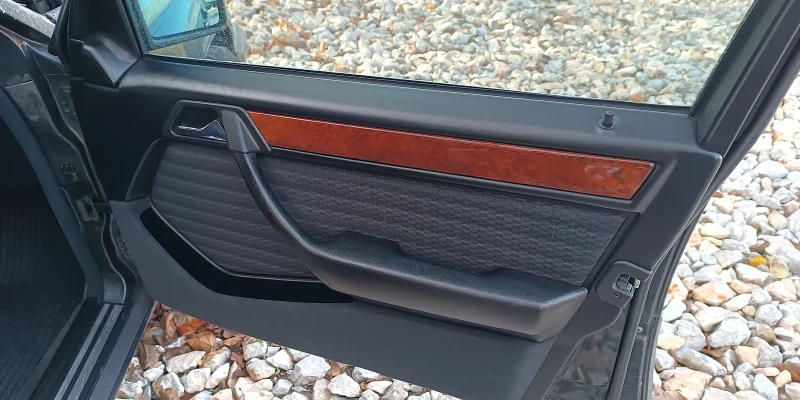 Mercedes-Benz 124 Е200, снимка 9 - Автомобили и джипове - 52966096