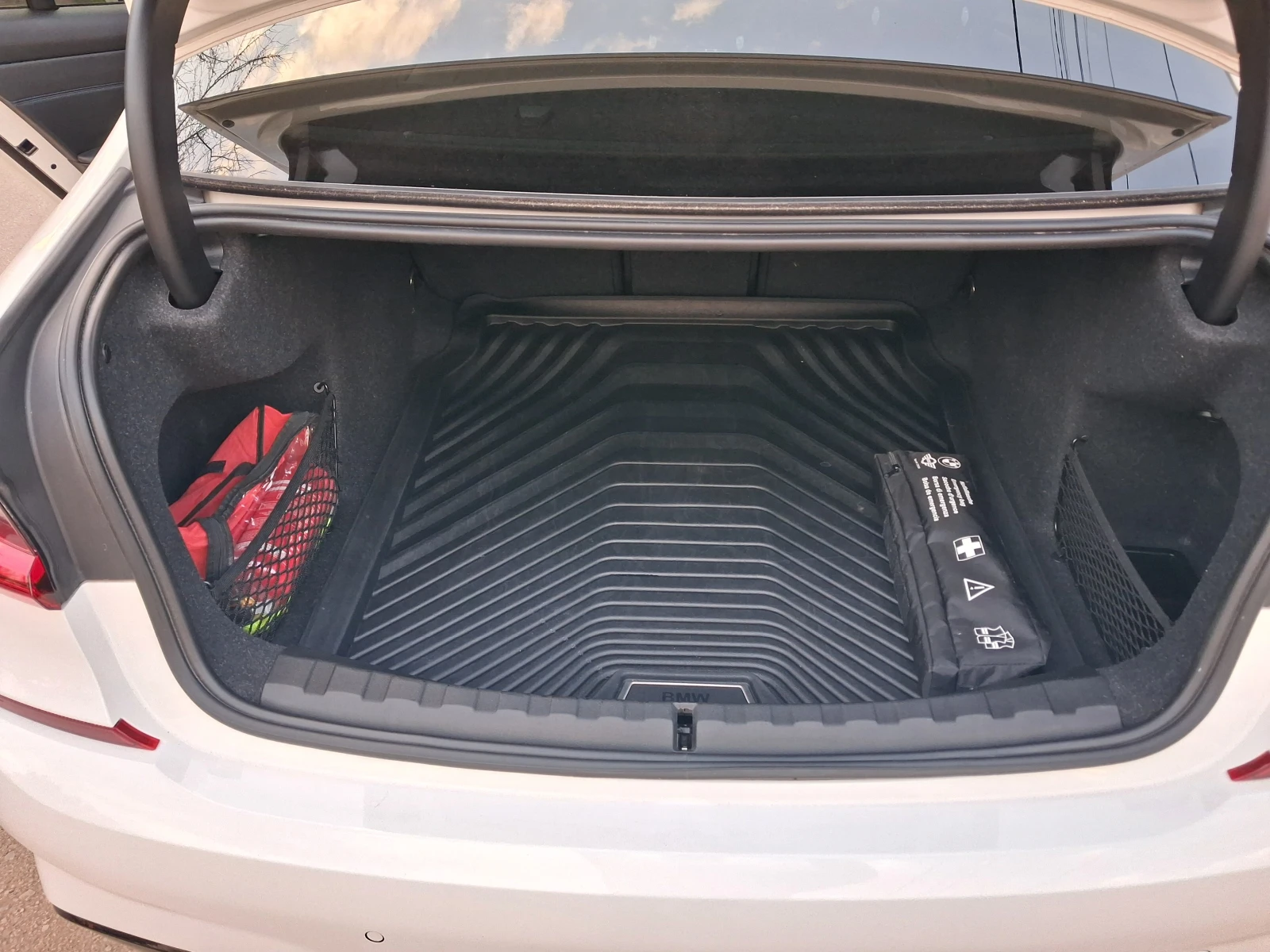 BMW 330 Sport-Paket Performance, снимка 11 - Автомобили и джипове - 53770766