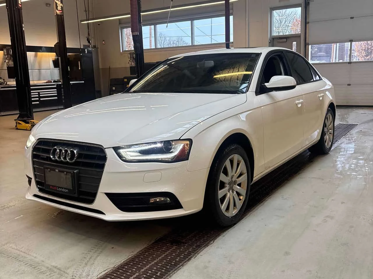 Audi A4 * 4dr Sdn Auto quattro * CARFAX * ЦЕНА ДО БГ