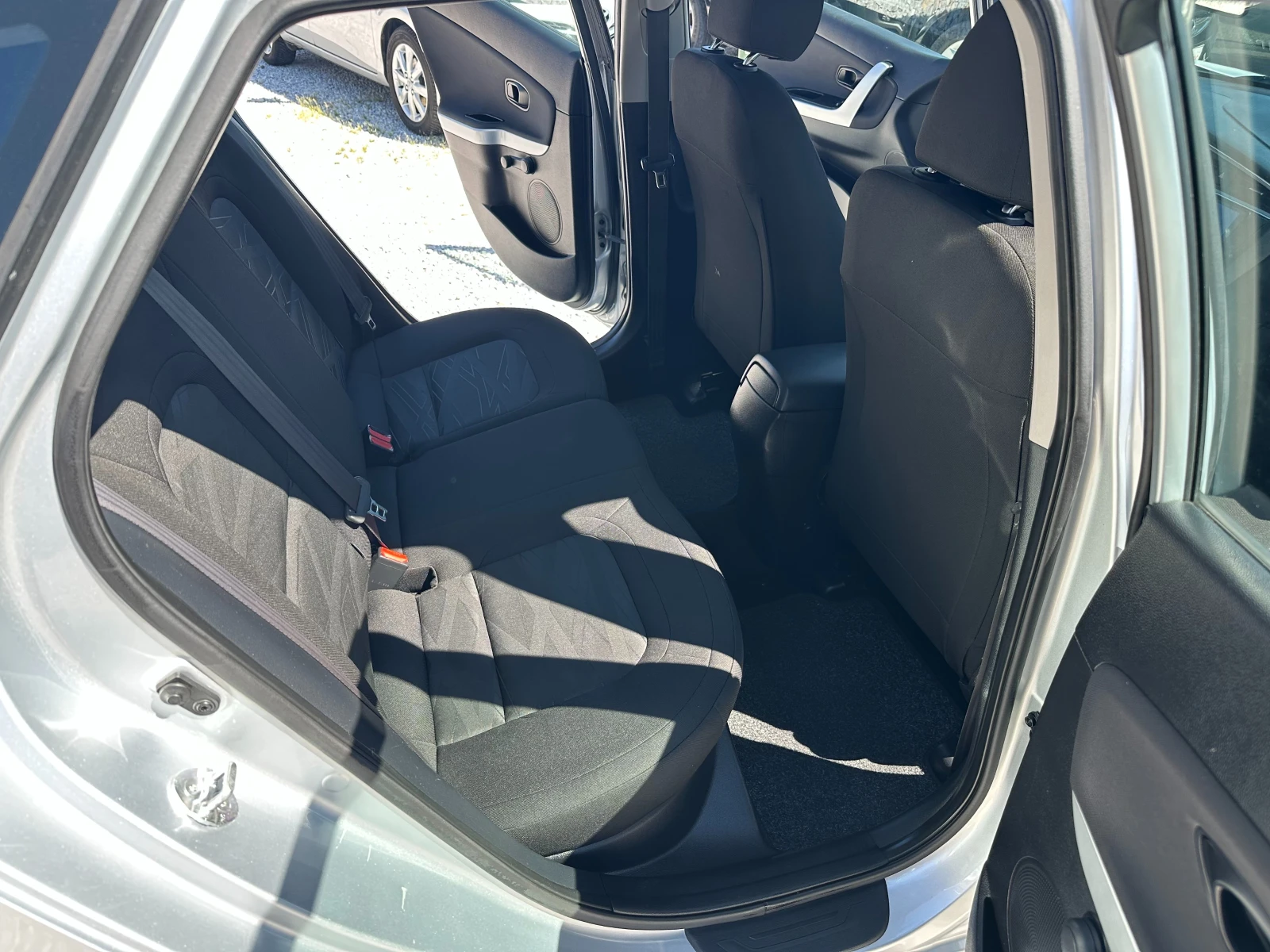 Kia Ceed 1.6CRDI* NAVI* TOP, снимка 9 - Автомобили и джипове - 54703306