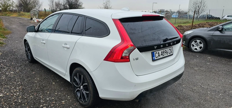 Volvo V60 2.0d D3 163кс Автомат, снимка 7 - Автомобили и джипове - 47960361