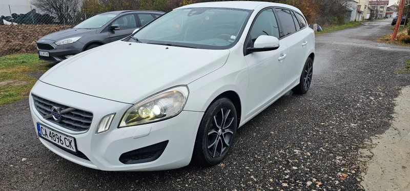 Volvo V60 2.0d D3 163кс Автомат, снимка 1 - Автомобили и джипове - 47960361