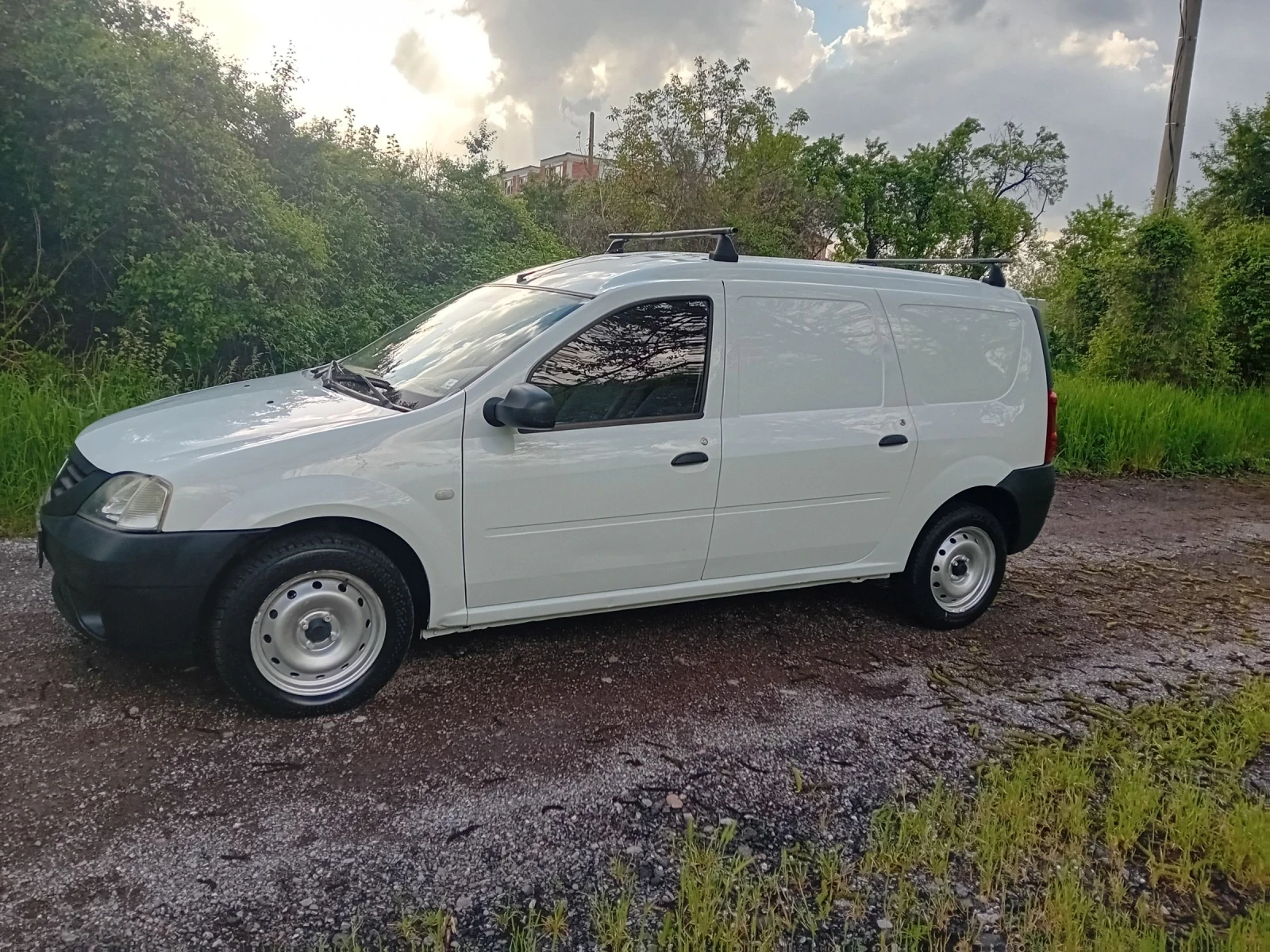 Dacia Logan 1.4 БЕНЗИН ГАЗ 164000 КМ СЕРВИЗНА ИСТОРИЯ, снимка 4 - Автомобили и джипове - 54511439