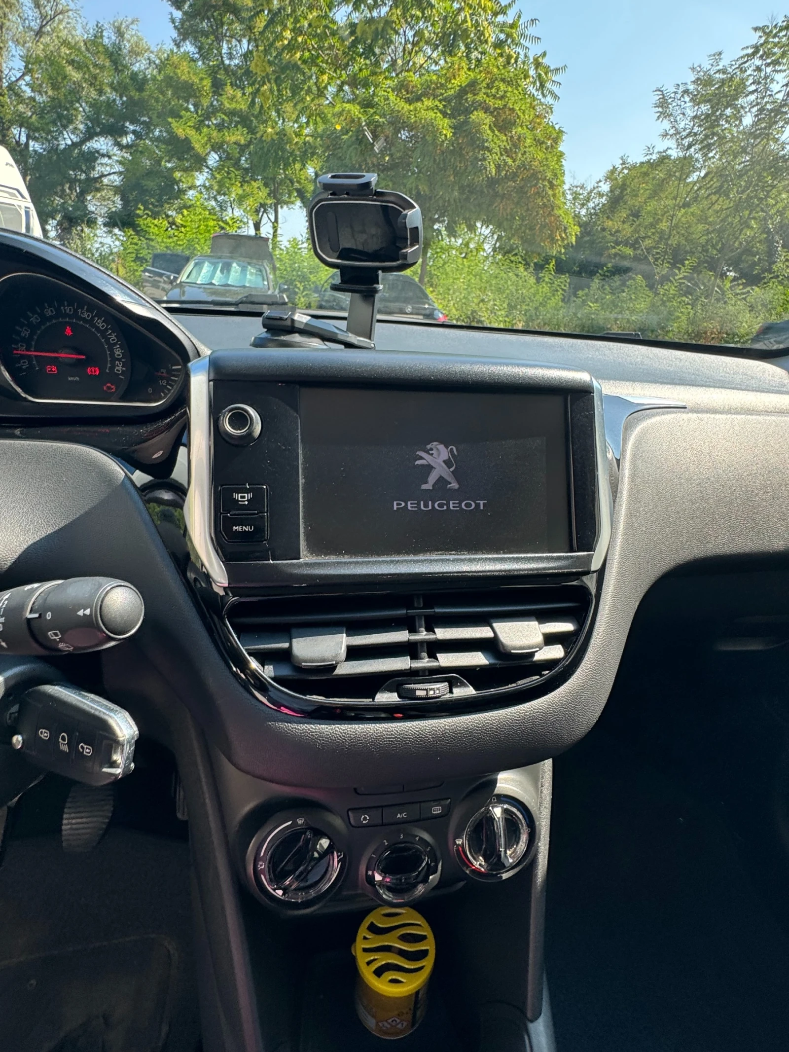 Peugeot 208 1.6 E-HDi 92 к.с., снимка 14 - Автомобили и джипове - 55343240