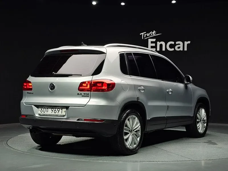VW Tiguan 2.0 Tdi Premium 5N, снимка 2 - Автомобили и джипове - 56207424
