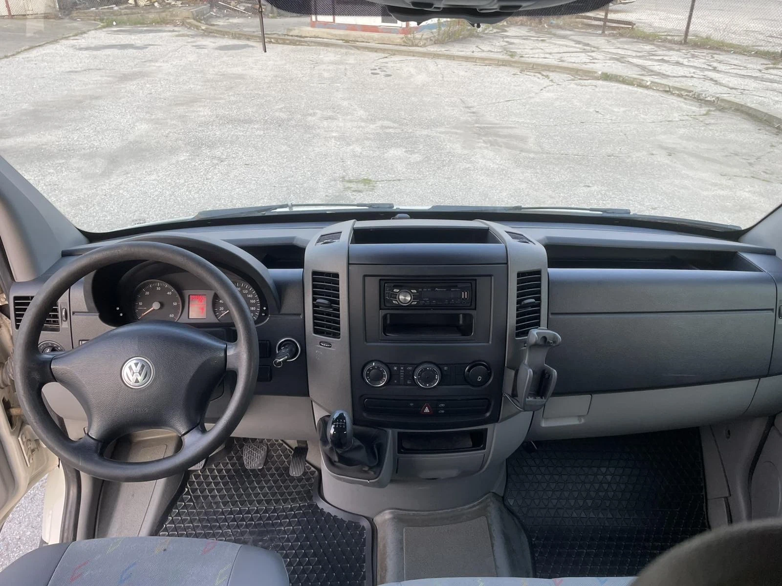 VW Crafter Товаропътнически, снимка 6 - Бусове и автобуси - 54486716