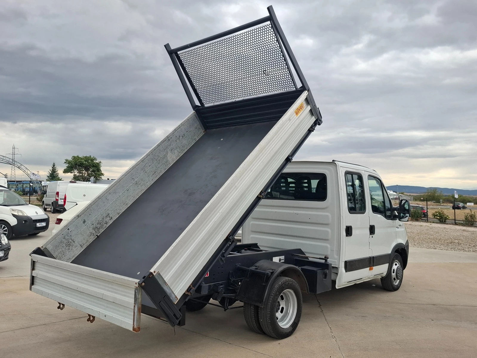 Iveco Daily 35c13/До3.5т/6+ 1/Климатик, снимка 3 - Бусове и автобуси - 56182138
