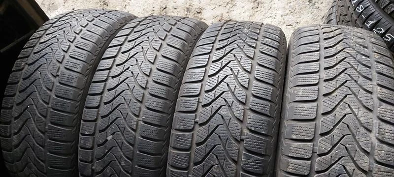 Гуми Зимни 235/60R18, снимка 1 - Гуми и джанти - 34707083