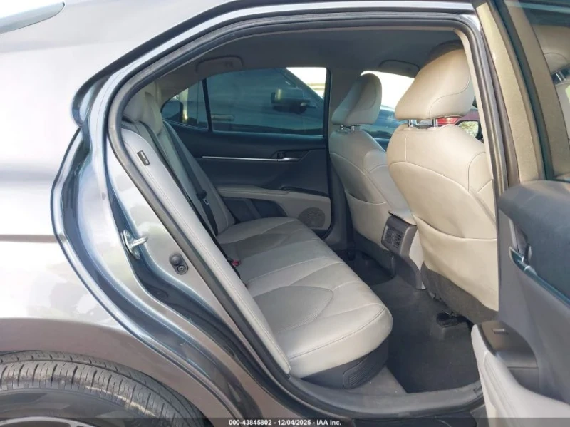 Toyota Camry XLE HYBRID , снимка 8 - Автомобили и джипове - 53364247