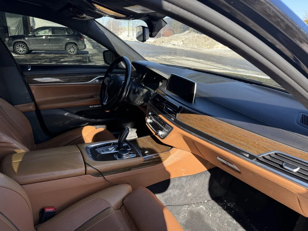BMW 750 xDrive* АвтоКредит* (Цена до БГ) , снимка 12 - Автомобили и джипове - 54455826
