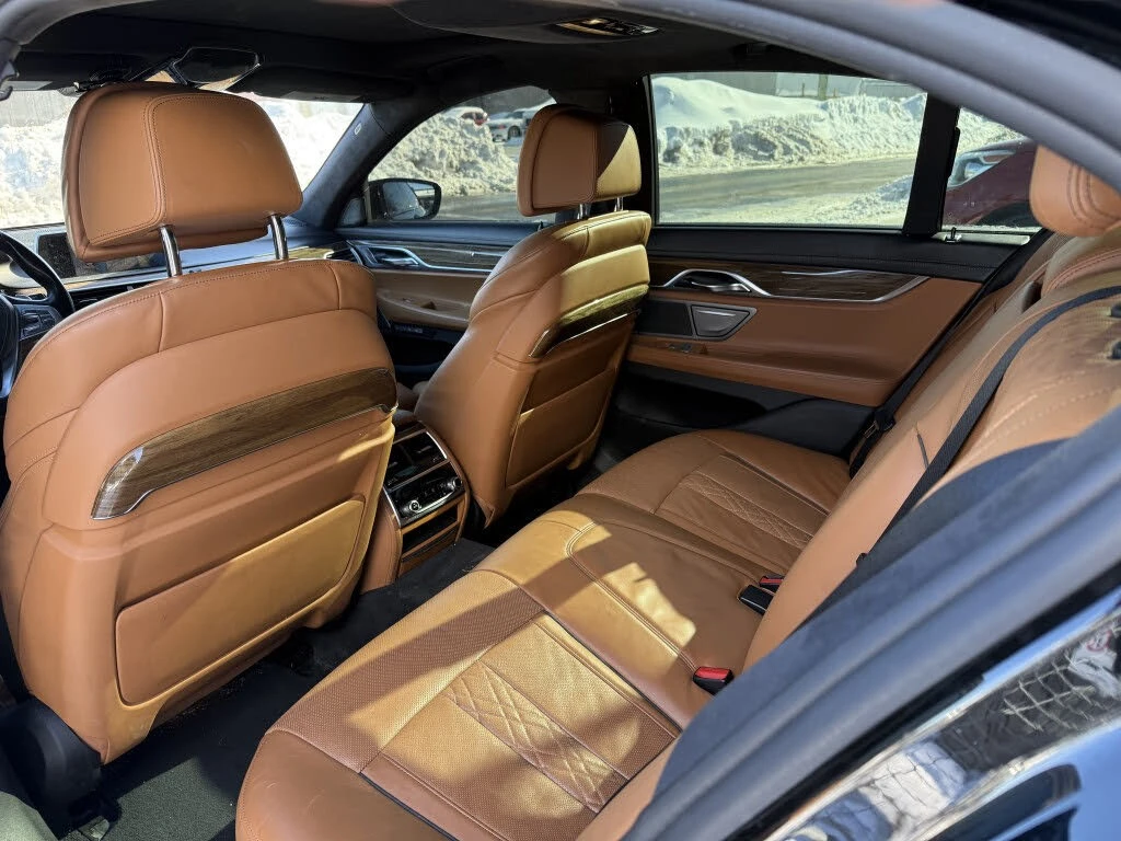 BMW 750 xDrive* АвтоКредит* (Цена до БГ) , снимка 16 - Автомобили и джипове - 54455826