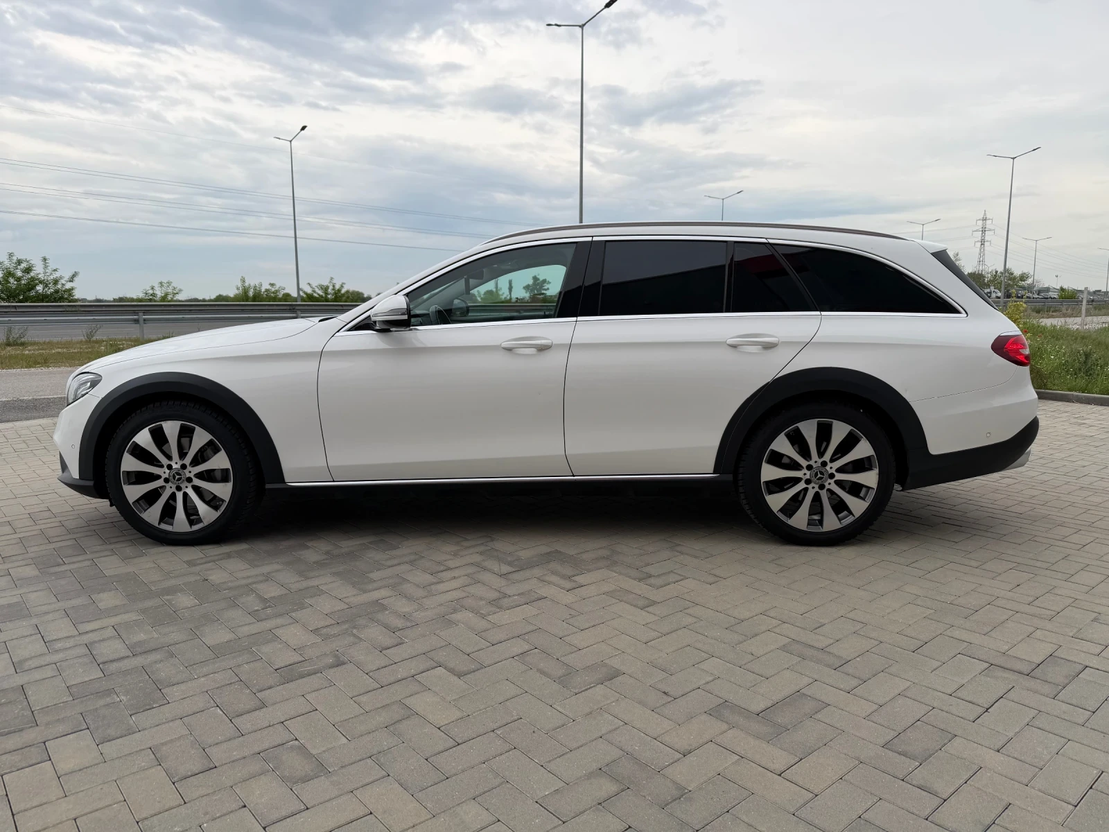 Mercedes-Benz E 220 Нави/Панорама/Сервизна история/4MATIC, снимка 8 - Автомобили и джипове - 54478689