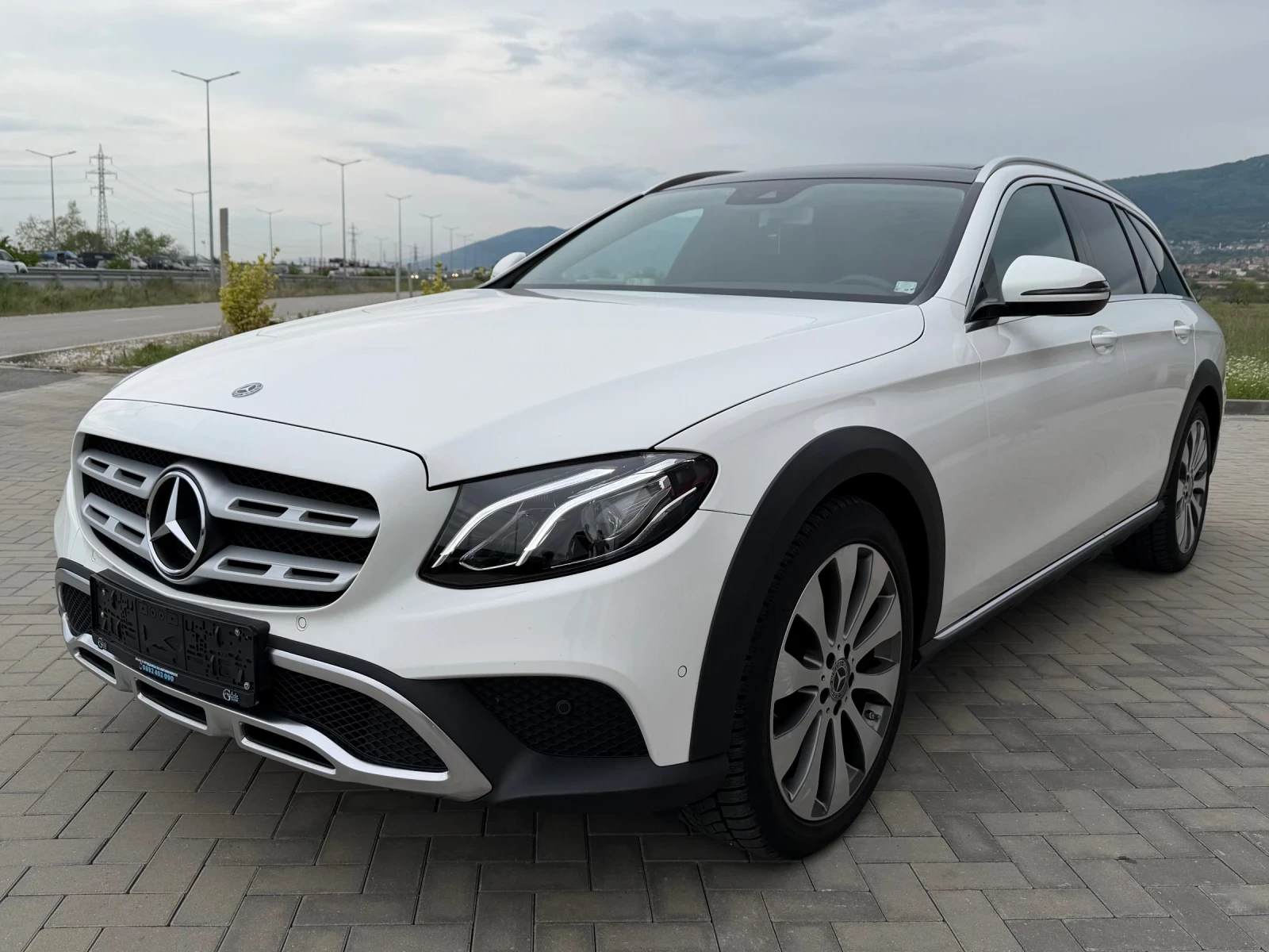 Mercedes-Benz E 220 Нави/Панорама/Сервизна история/4MATIC