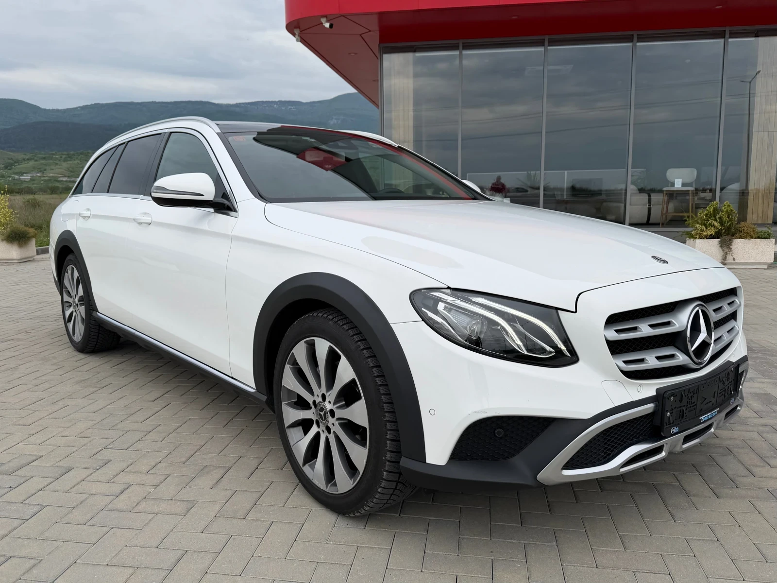 Mercedes-Benz E 220 Нави/Панорама/Сервизна история/4MATIC, снимка 3 - Автомобили и джипове - 54478689