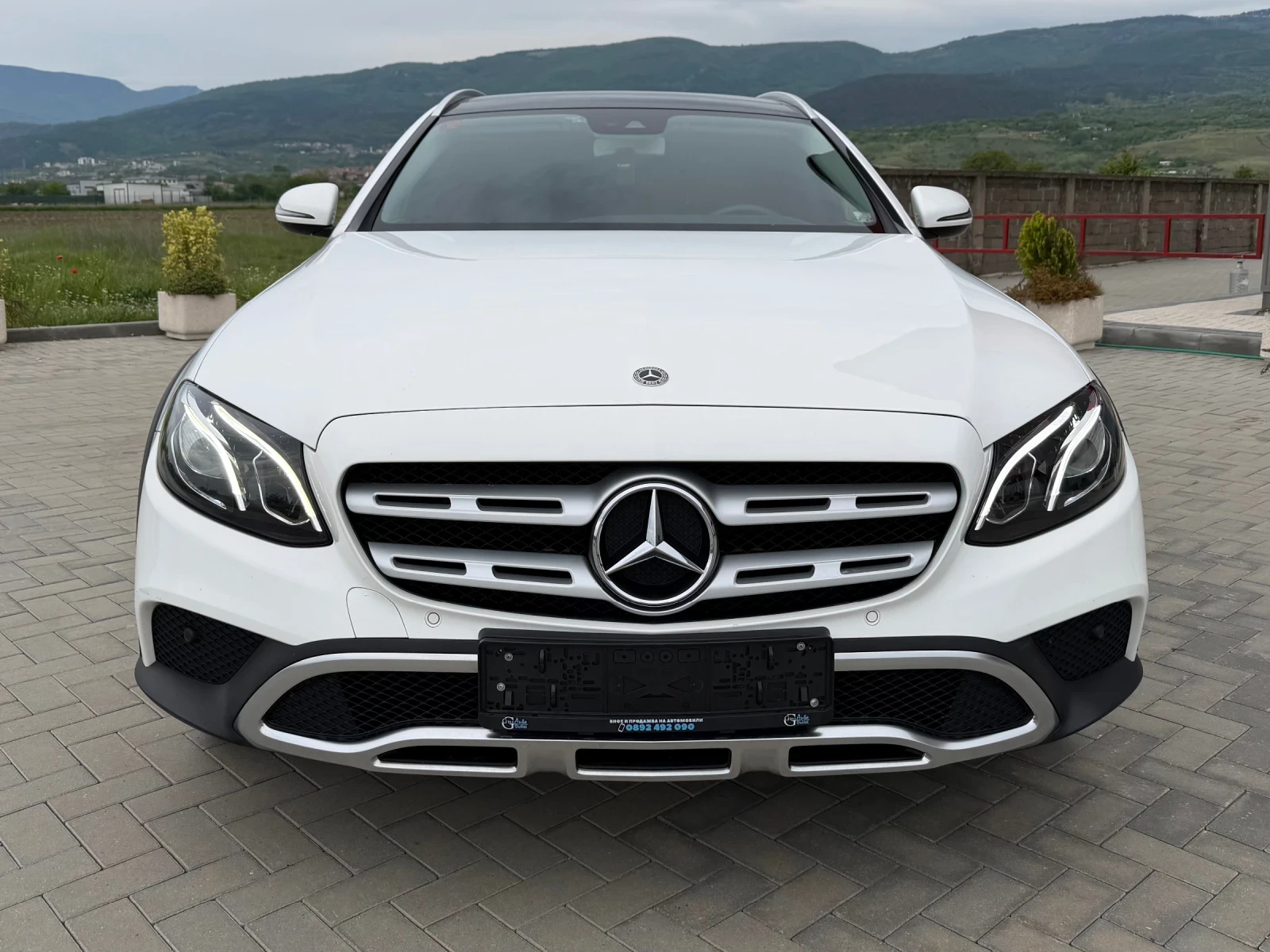 Mercedes-Benz E 220 Нави/Панорама/Сервизна история/4MATIC, снимка 2 - Автомобили и джипове - 54478689