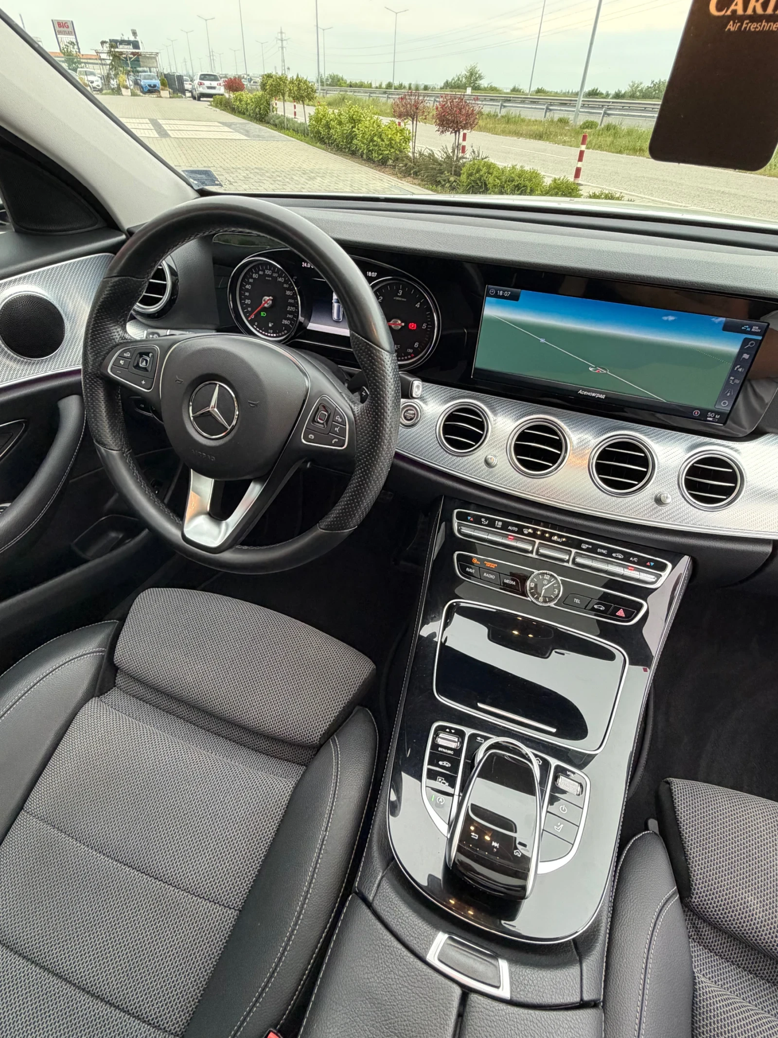 Mercedes-Benz E 220 Нави/Панорама/Сервизна история/4MATIC, снимка 14 - Автомобили и джипове - 54478689