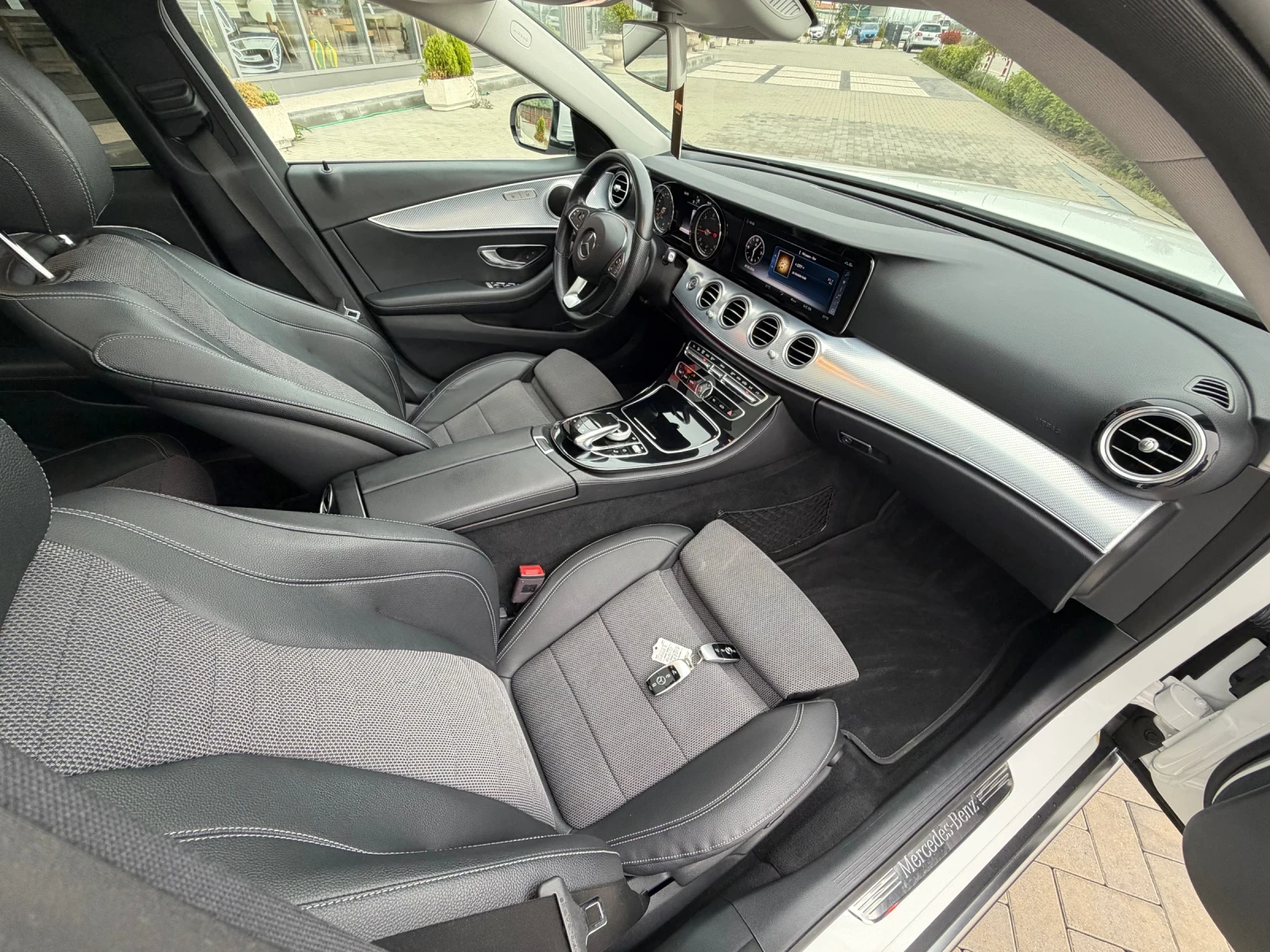 Mercedes-Benz E 220 Нави/Панорама/Сервизна история/4MATIC, снимка 13 - Автомобили и джипове - 54478689