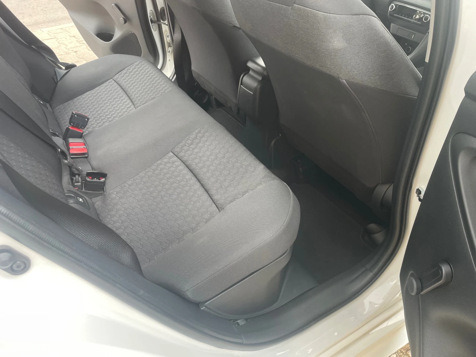 Toyota Yaris 1, 5 benzin Hybrid , снимка 16 - Автомобили и джипове - 55146015