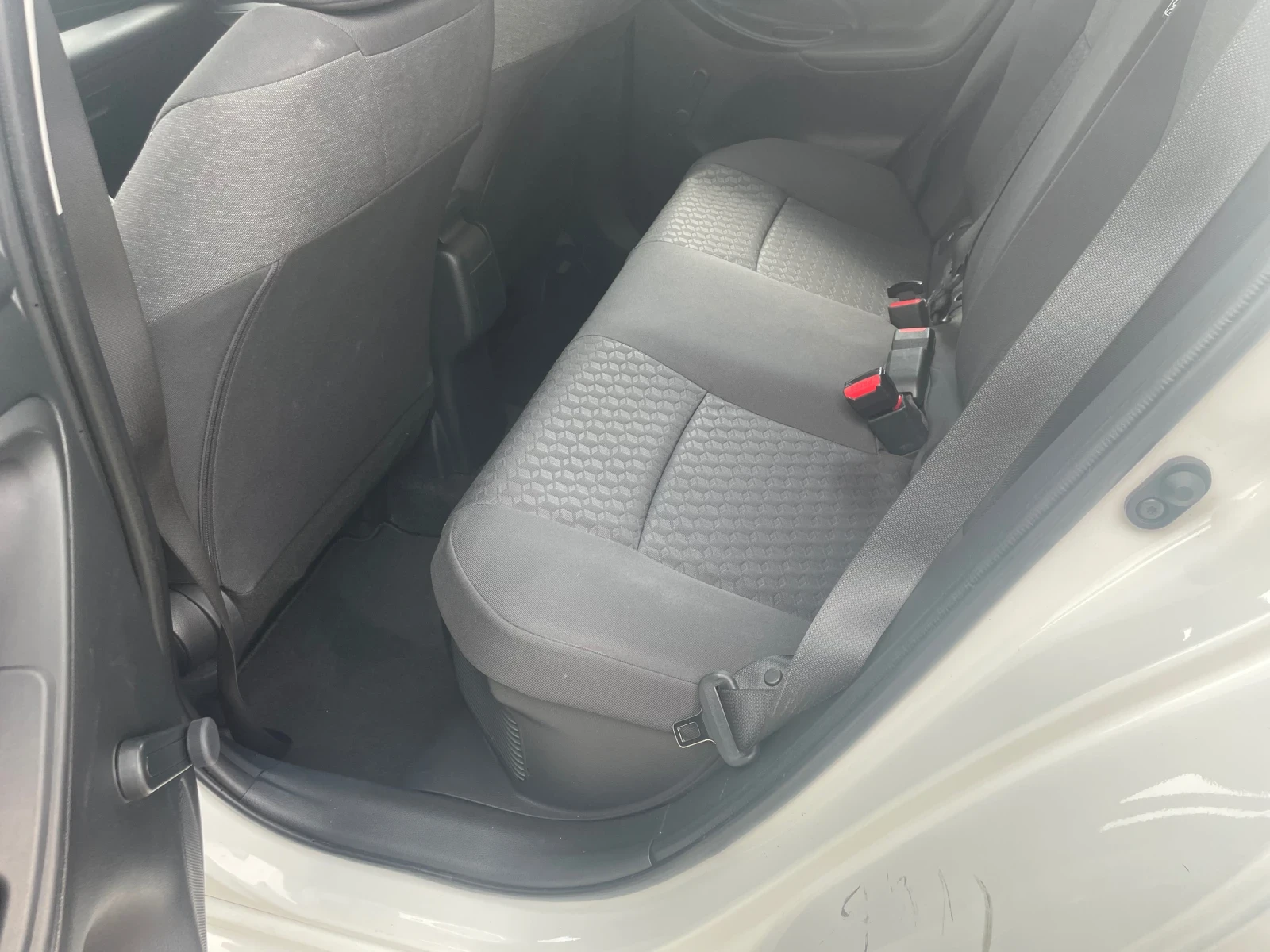 Toyota Yaris 1, 5 benzin Hybrid , снимка 11 - Автомобили и джипове - 55146015