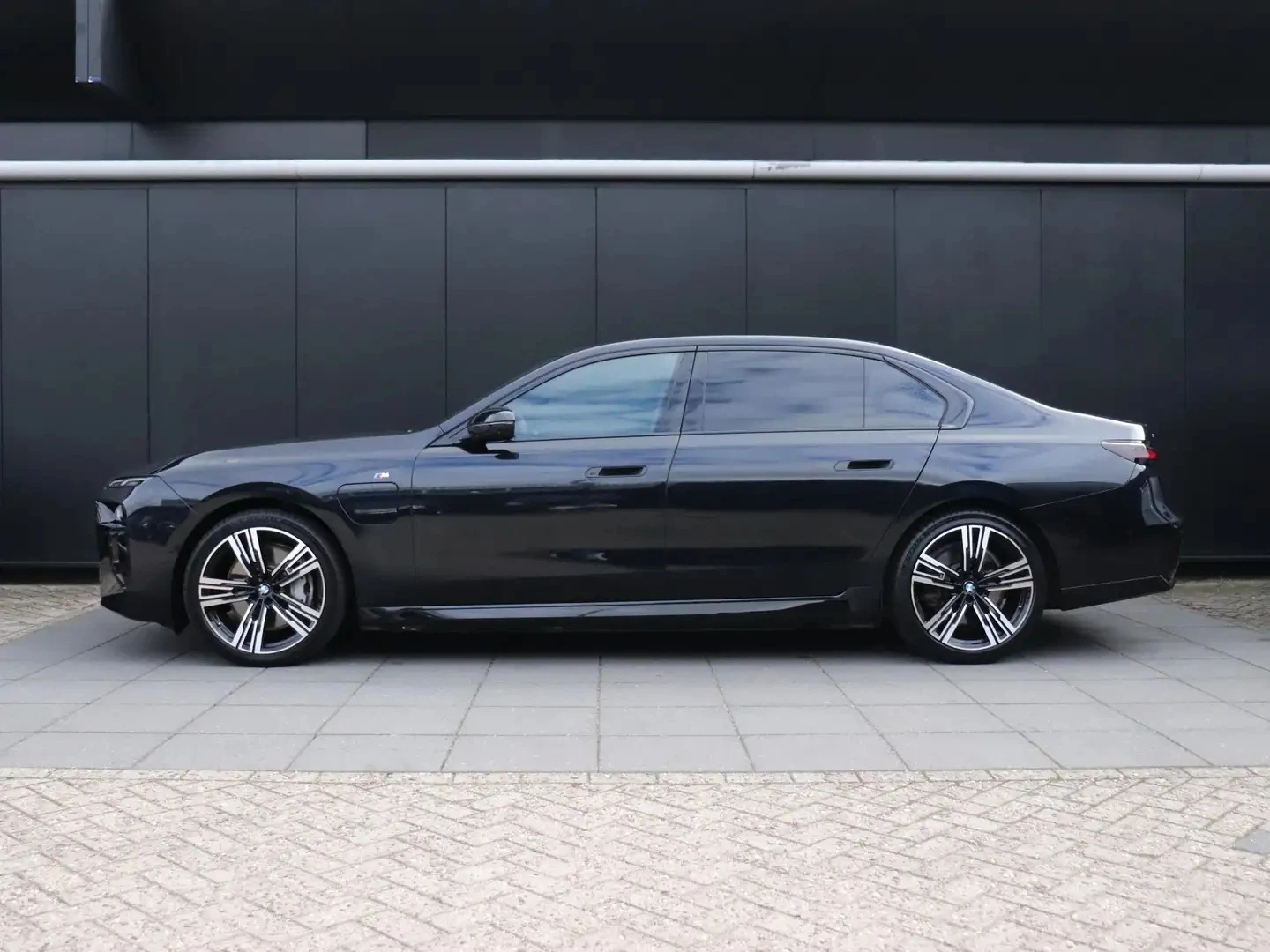 BMW 750 e-Hybrid xDrive M-Sport, снимка 4 - Автомобили и джипове - 54878952