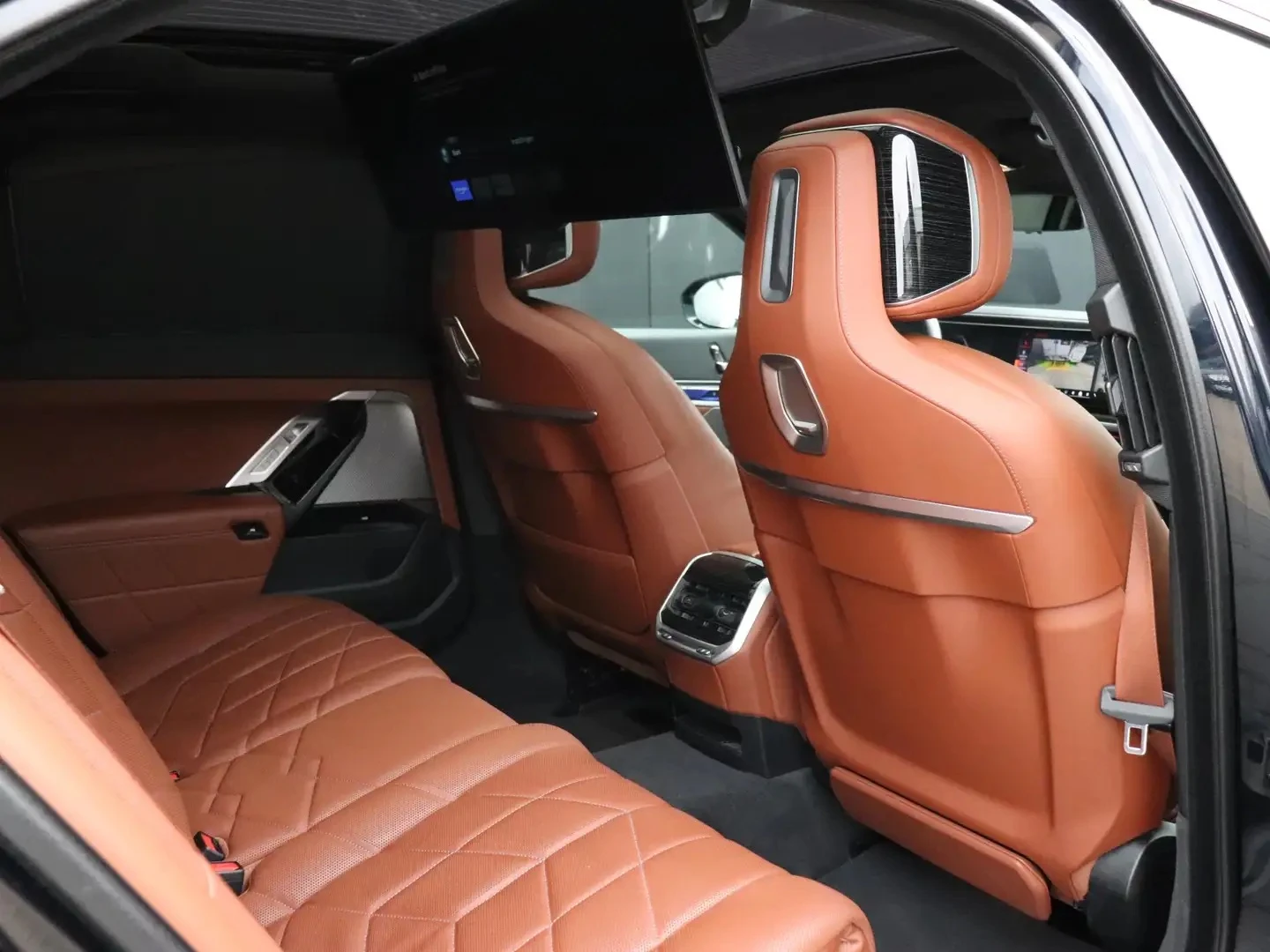 BMW 750 e-Hybrid xDrive M-Sport, снимка 8 - Автомобили и джипове - 54878952