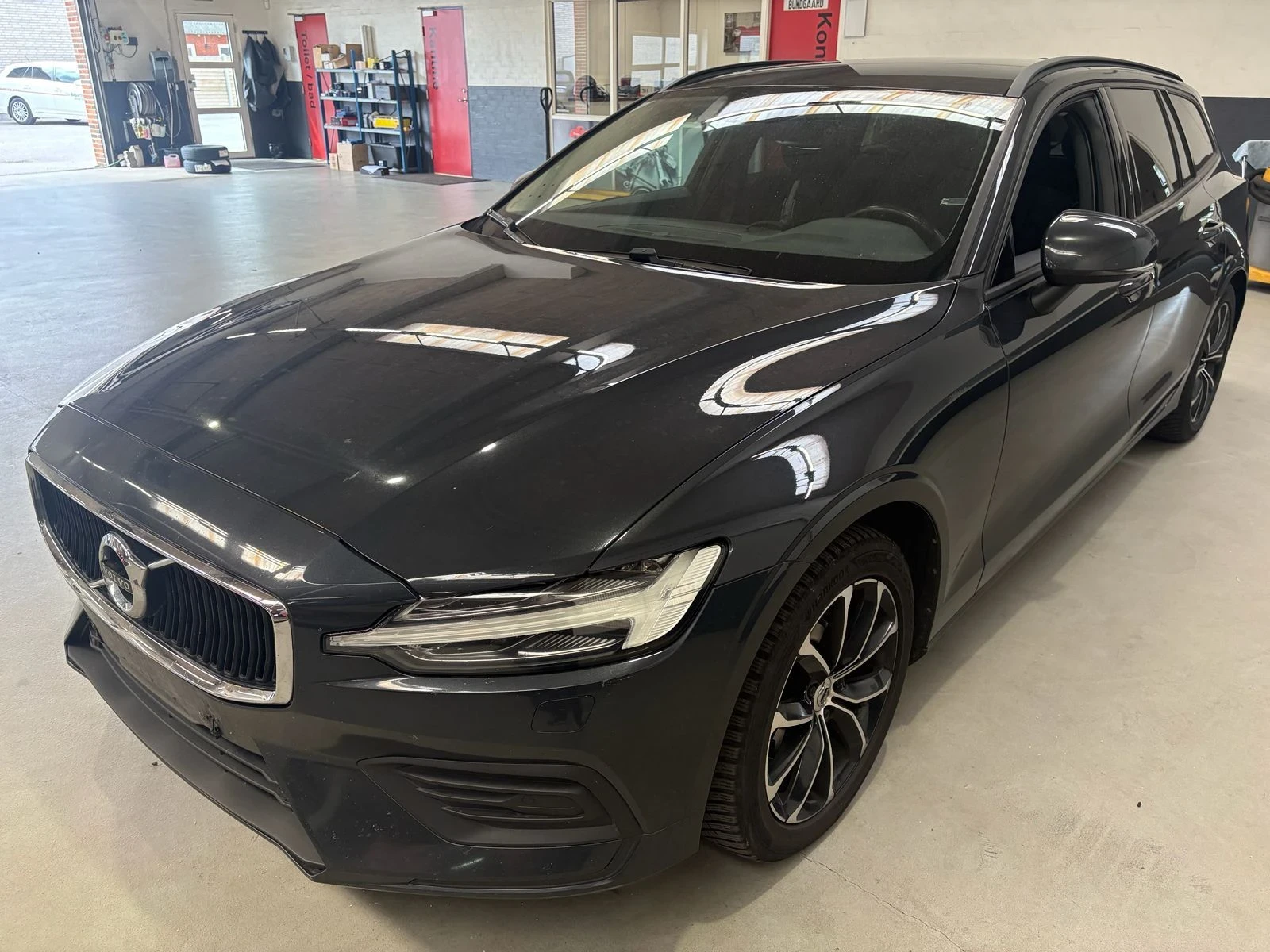 Volvo V60 2.0d 190hp | Automatic 8 | Momentum, снимка 3 - Автомобили и джипове - 56150037