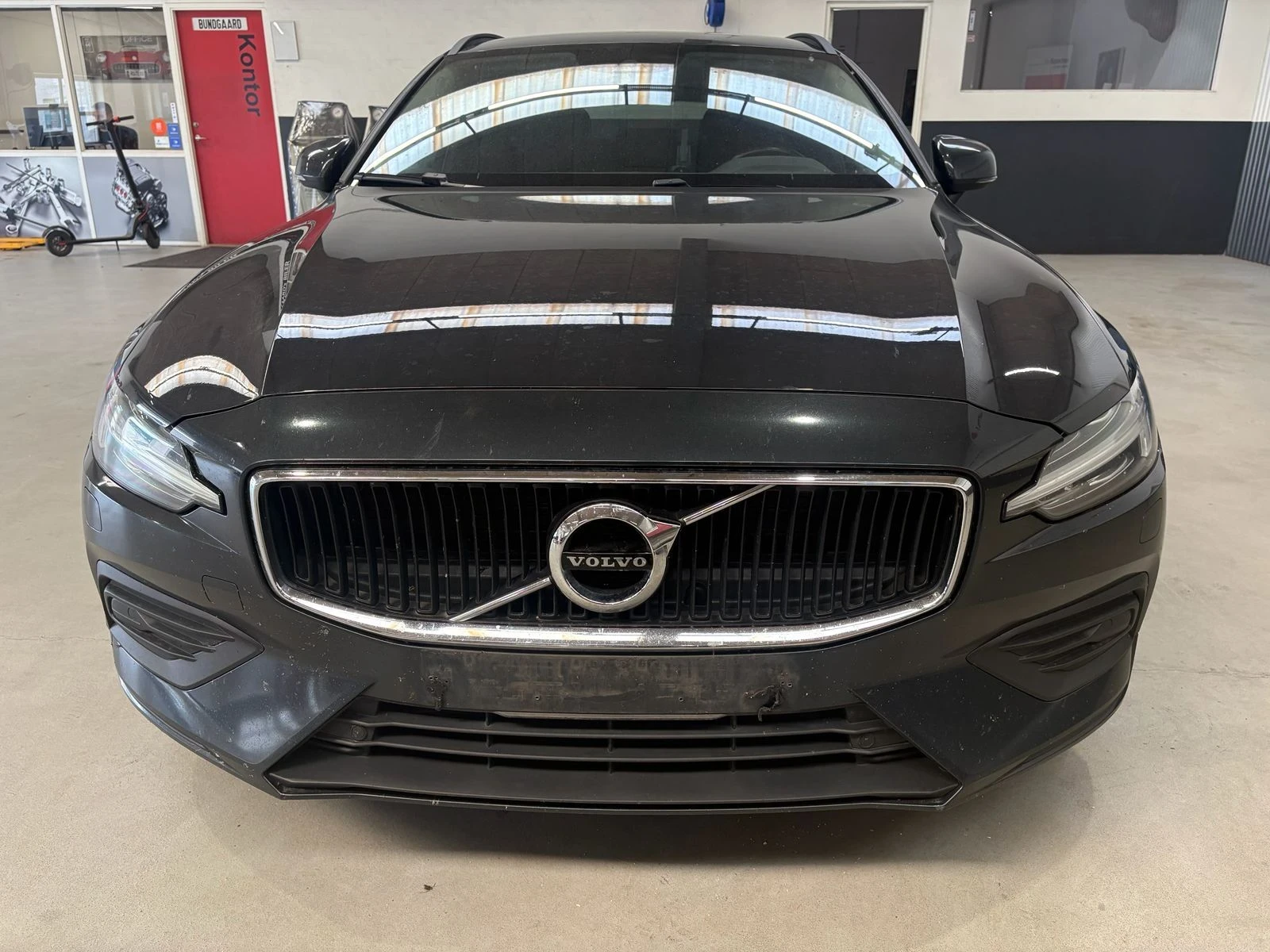 Volvo V60 2.0d 190hp | Automatic 8 | Momentum, снимка 2 - Автомобили и джипове - 56150037
