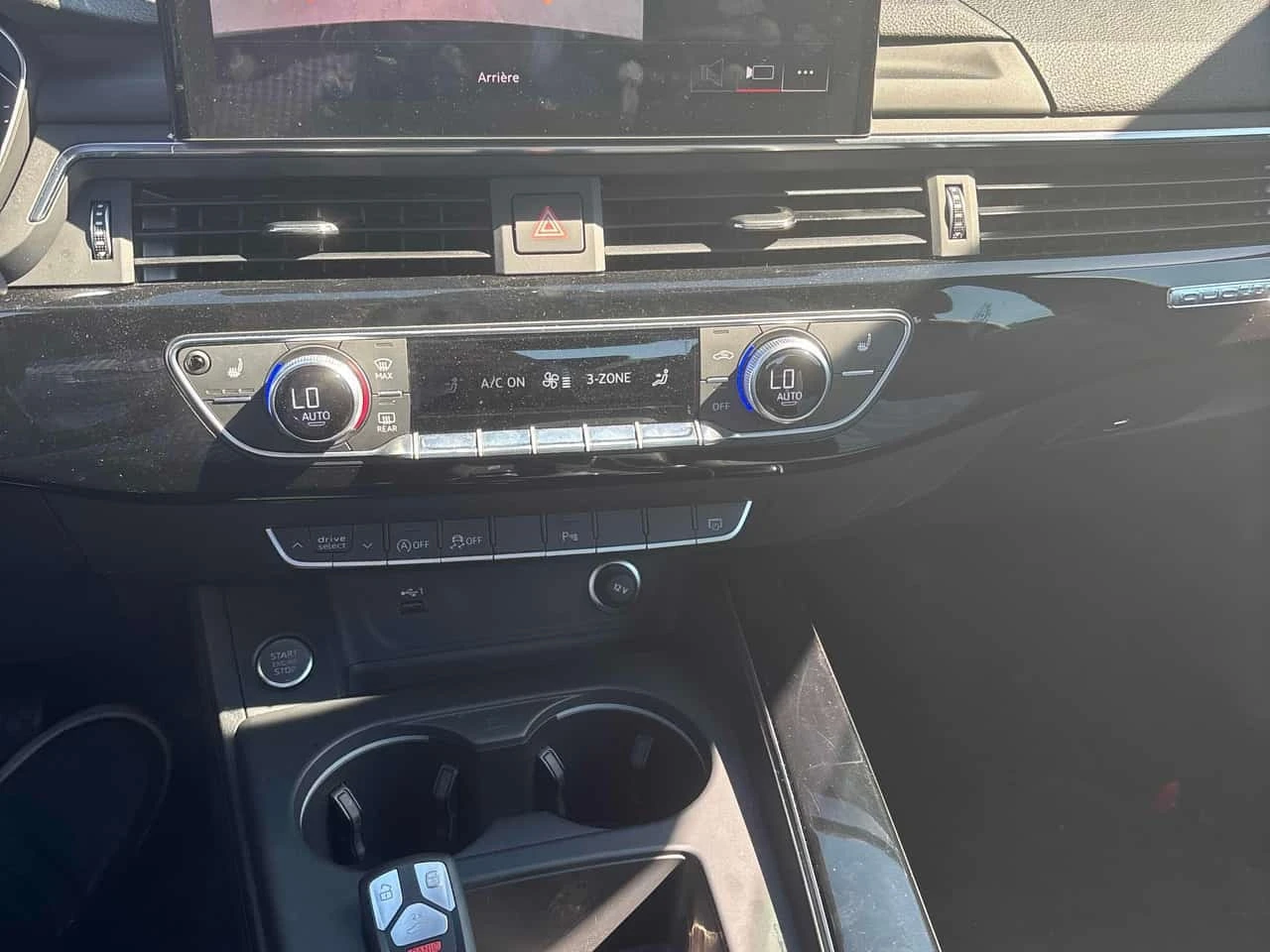 Audi A4 Komfort / Distronic / Carfax / Автокредит , снимка 9 - Автомобили и джипове - 56168879