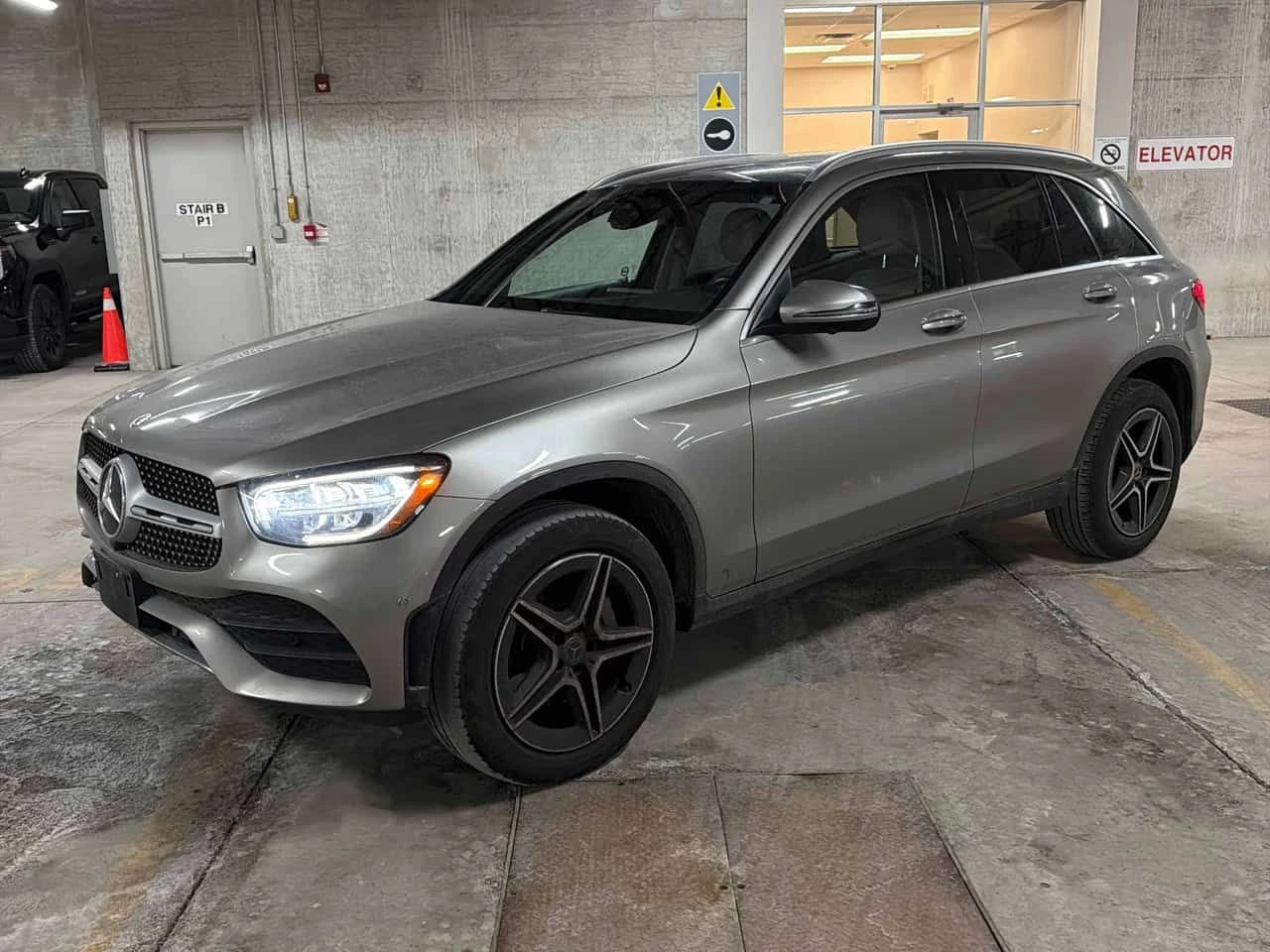 Mercedes-Benz GLC 300 4MATIC * AMG PACK* 360 КАМЕРА* АМБИЕНТНО* ПАНОРАМА - изображение 2