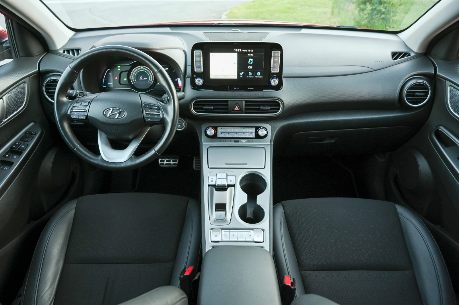 Hyundai Kona 64kw* Камера* 100%SOH* ТЕРМОПОМПА, снимка 12 - Автомобили и джипове - 54445720