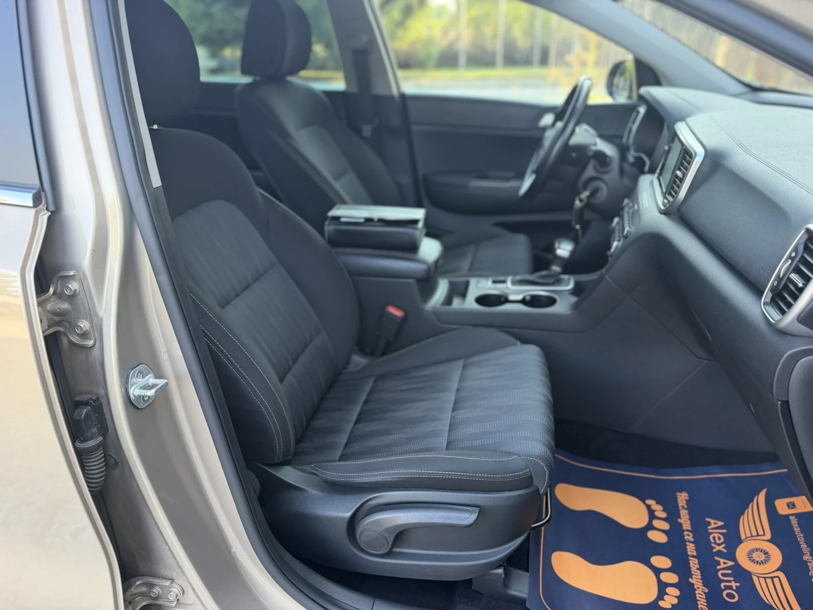 Kia Sportage 1.6 CRDI / MHEV / Лизинг, снимка 10 - Автомобили и джипове - 55617626