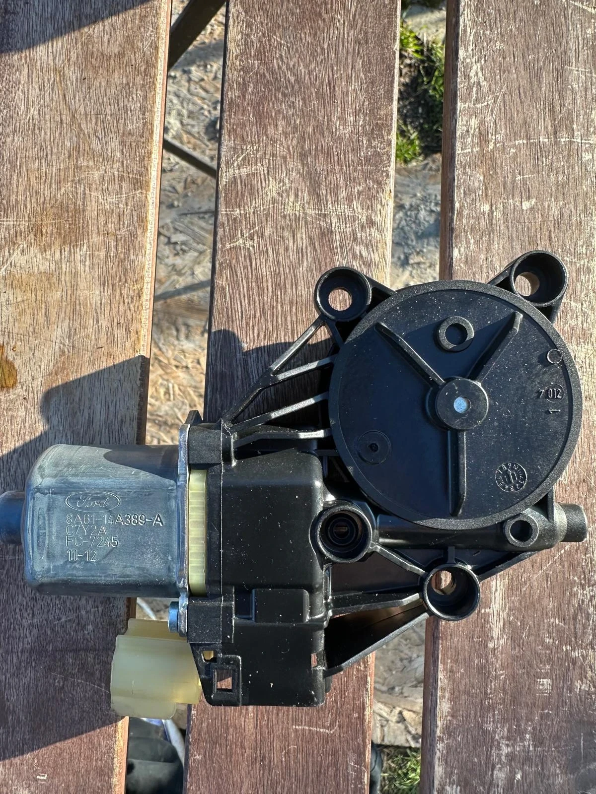 Ел.мотор за преден ляв прозорец Ford Fiesta 2012г