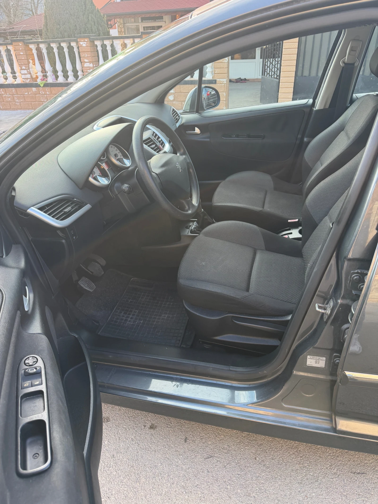 Peugeot 207 1.6HDI, снимка 6 - Автомобили и джипове - 53965407