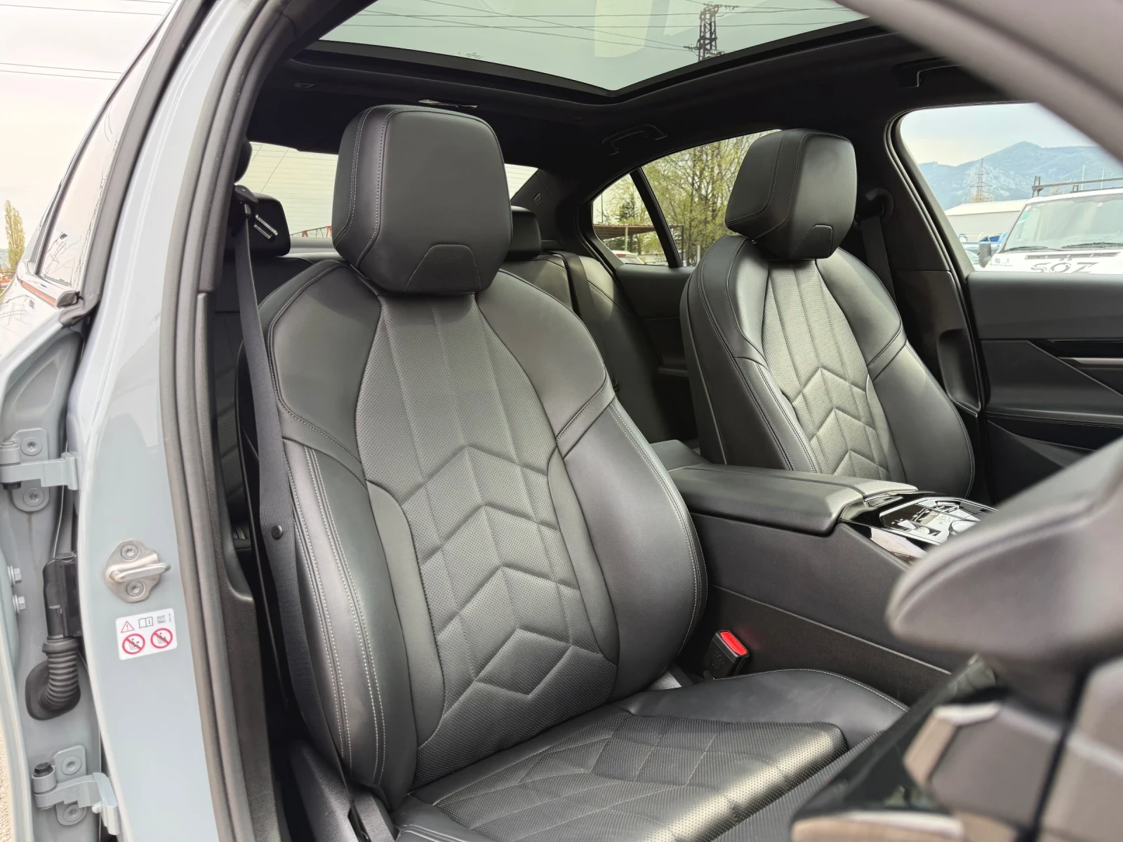 BMW 520 M* xDrive* Панорама* 20-ки, снимка 12 - Автомобили и джипове - 54259614