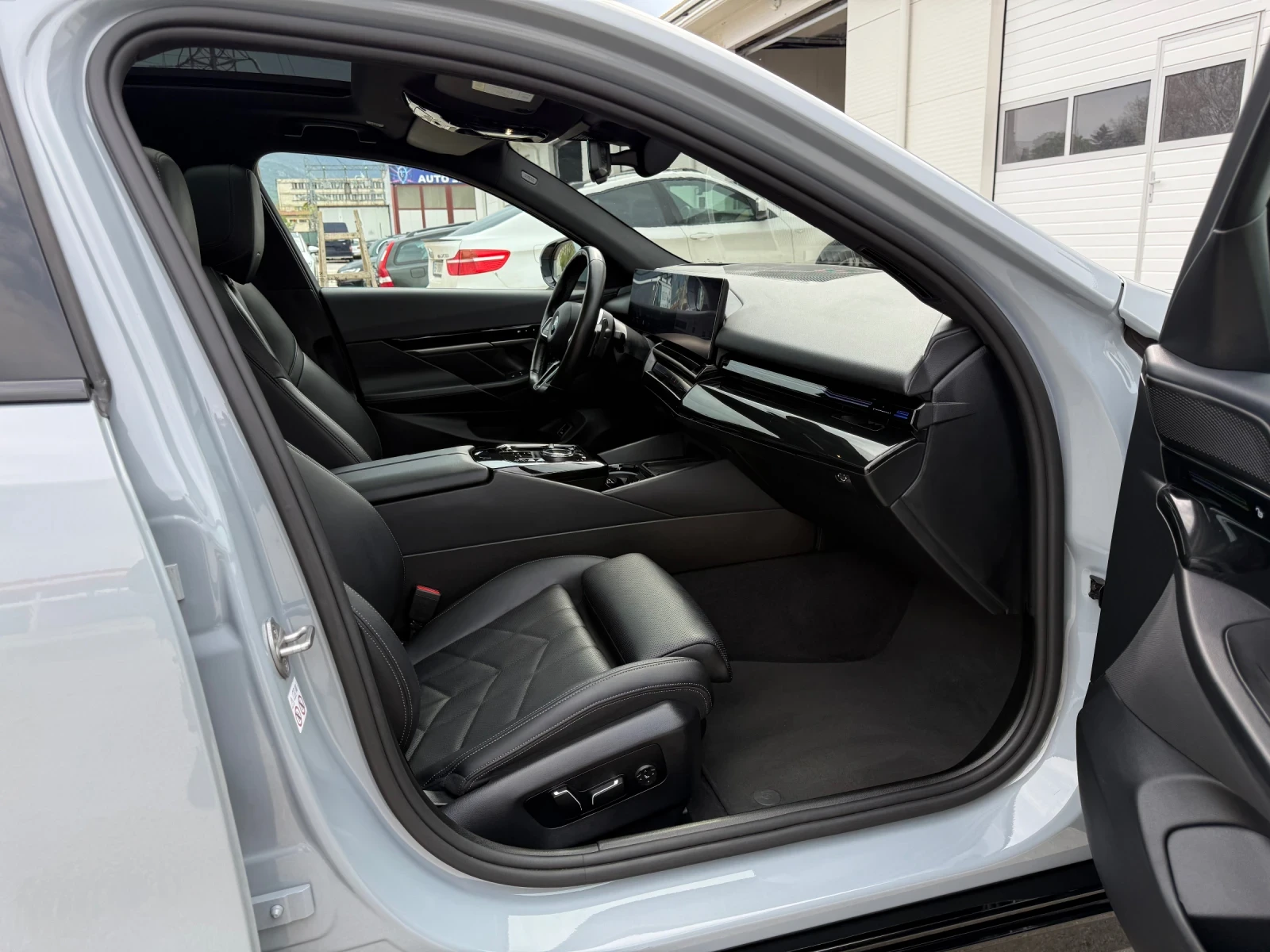 BMW 520 M* xDrive* Панорама* 20-ки, снимка 11 - Автомобили и джипове - 54259614