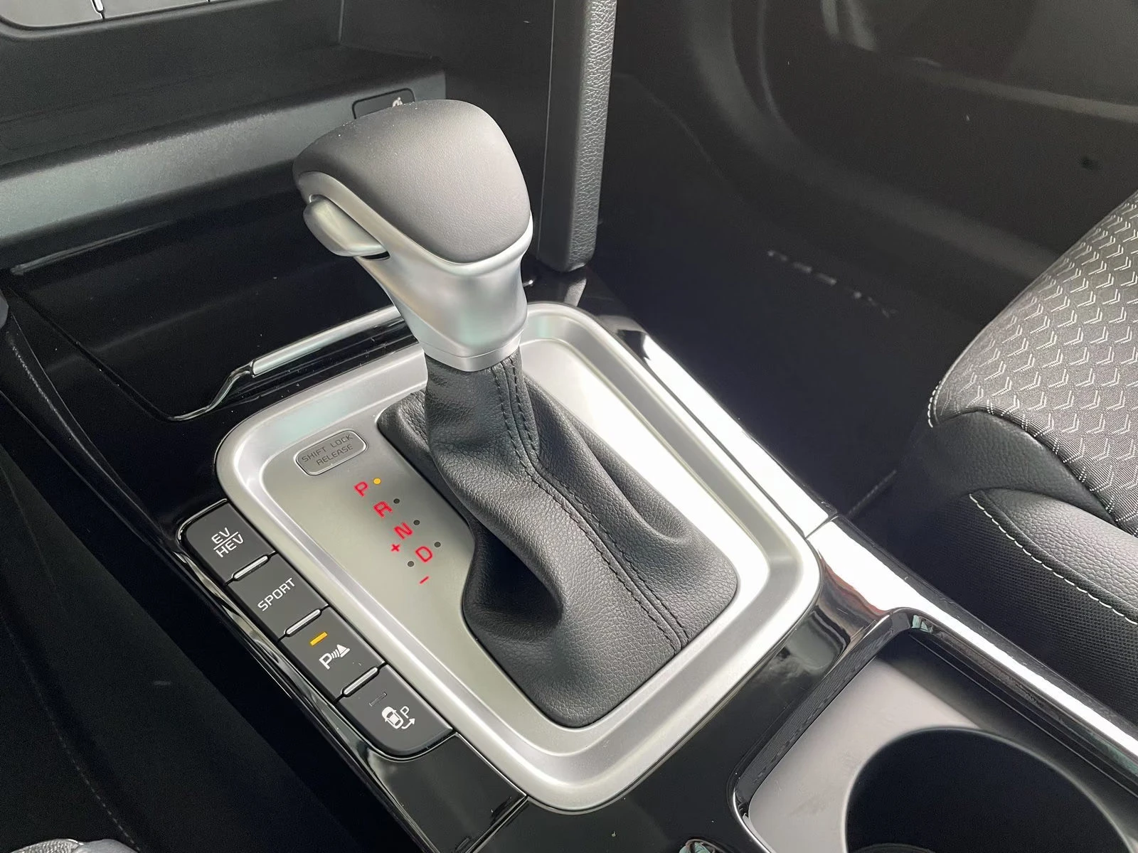 Kia XCeed PHEV/141HP/SPIRIT/CAM/AHK/NAVI/LED/CPLAY/594q, снимка 9 - Автомобили и джипове - 55662130