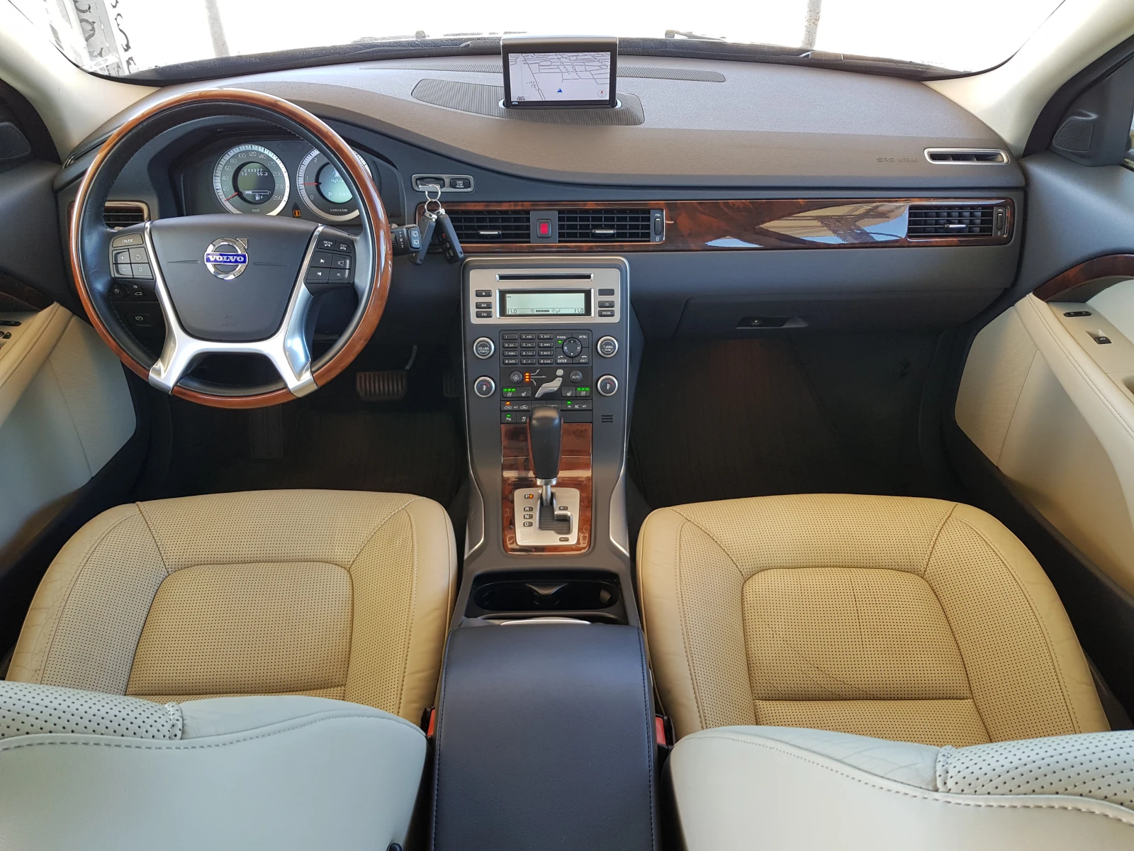 Volvo V70 2.4 D5 AWD EURO 5A, снимка 9 - Автомобили и джипове - 55693285