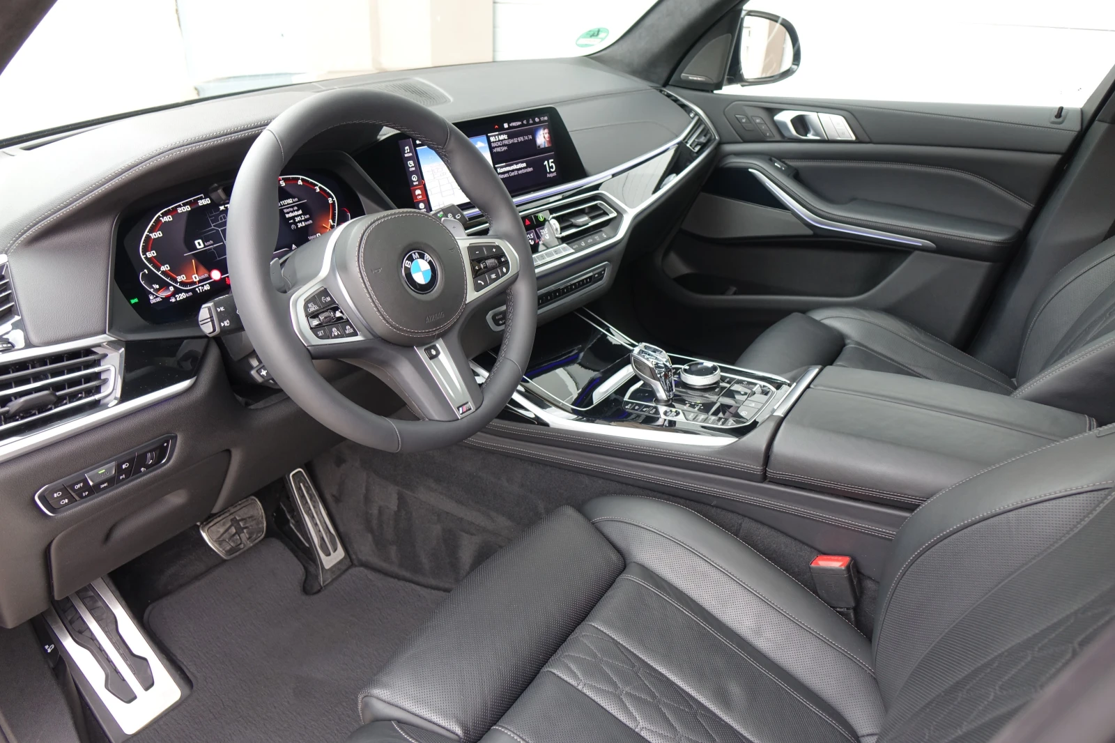 BMW X7 M-PAKET* xDRIVE* SWAROVSKI* SKY* LASER LIGHTS* PAN - изображение 10