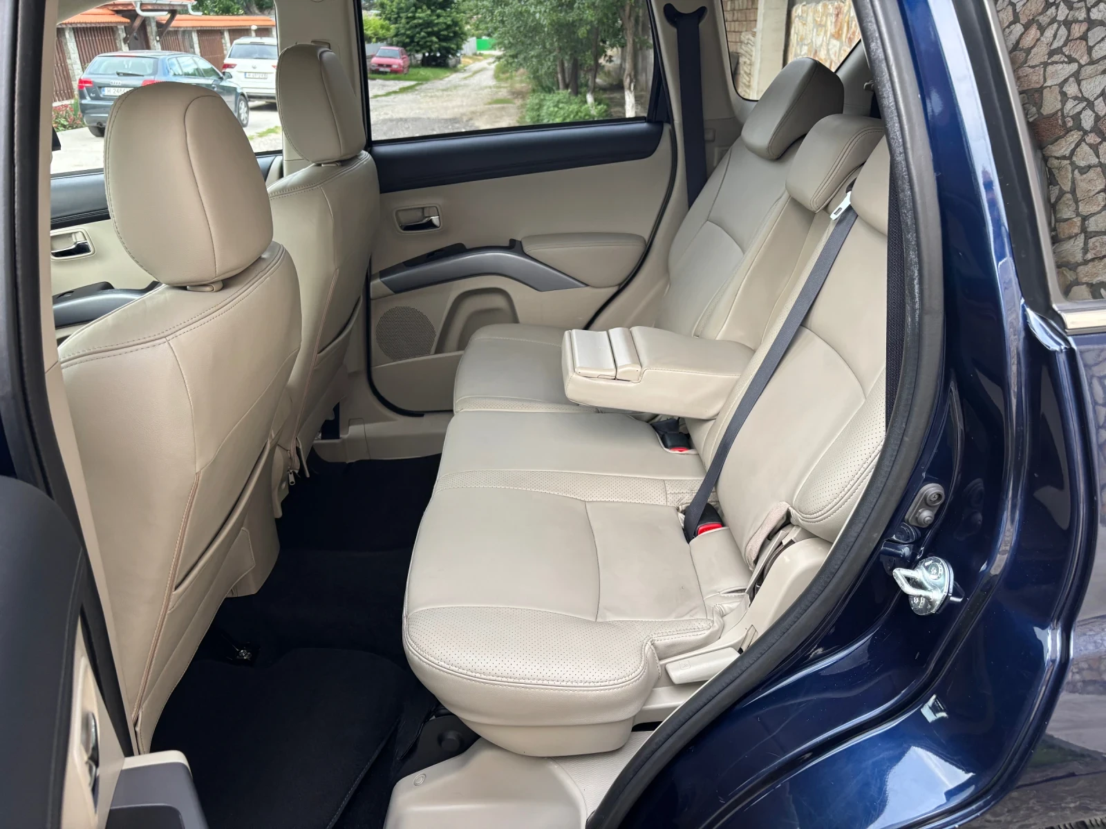 Mitsubishi Outlander 2.4i AVTOMAT 4x4 7местен, снимка 9 - Автомобили и джипове - 54874286