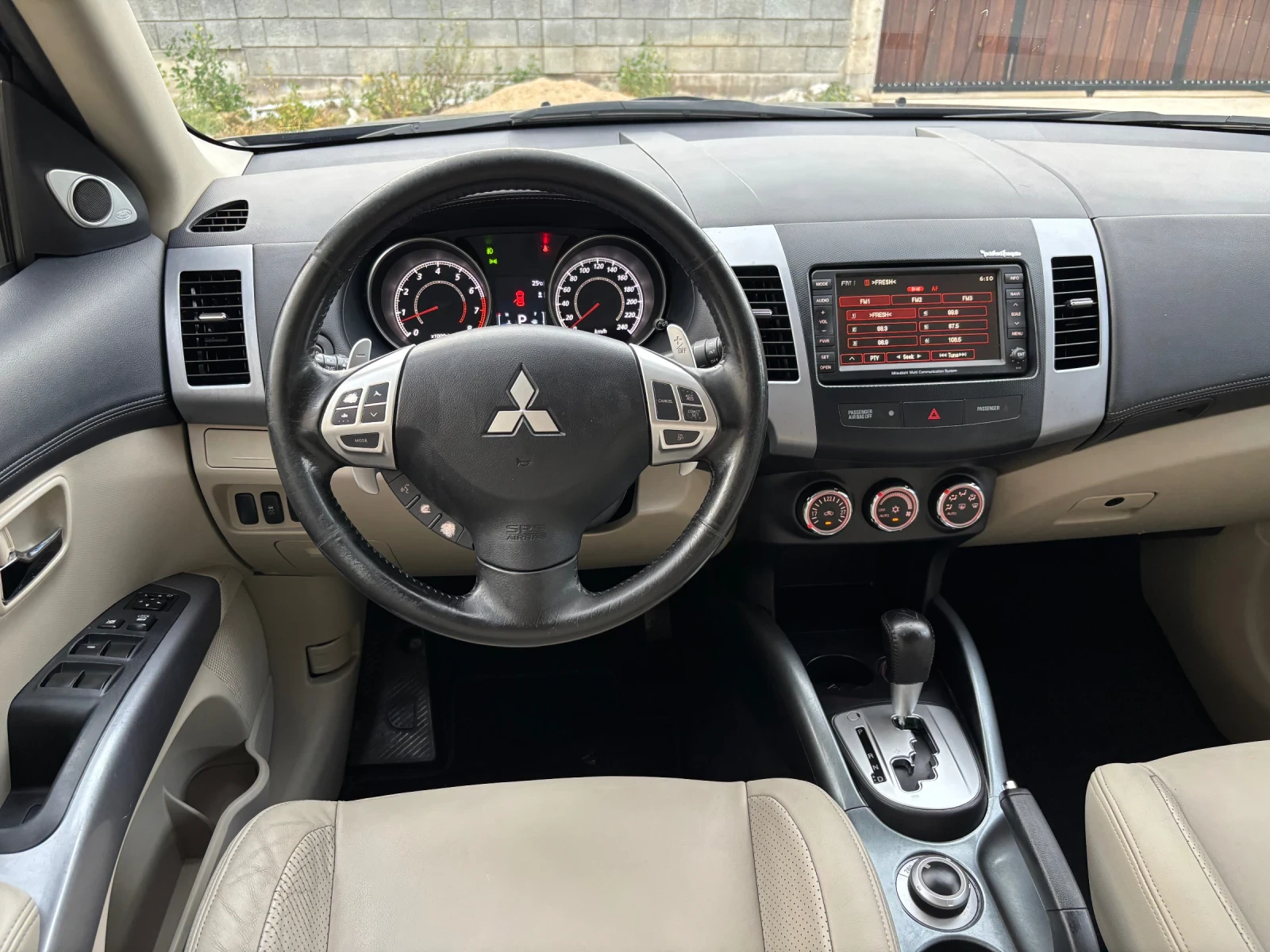 Mitsubishi Outlander 2.4i AVTOMAT 4x4 7местен, снимка 13 - Автомобили и джипове - 54874286