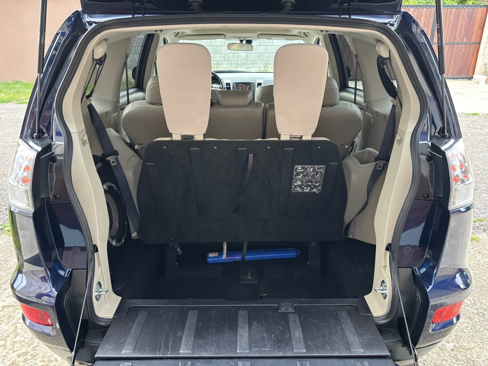 Mitsubishi Outlander 2.4i AVTOMAT 4x4 7местен, снимка 10 - Автомобили и джипове - 54874286