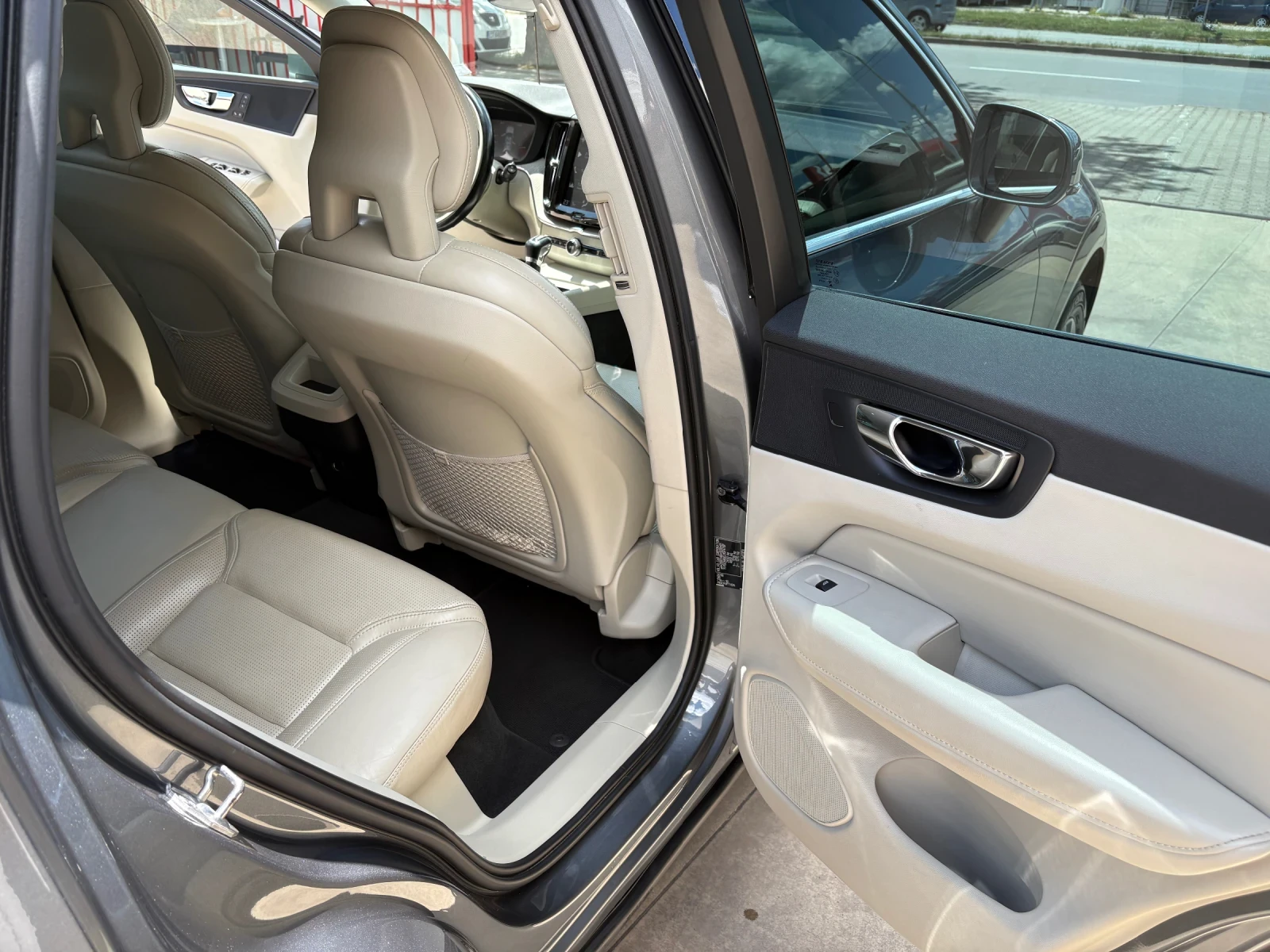 Volvo XC60 2.0 D4 AWD Inscription , снимка 9 - Автомобили и джипове - 54979163