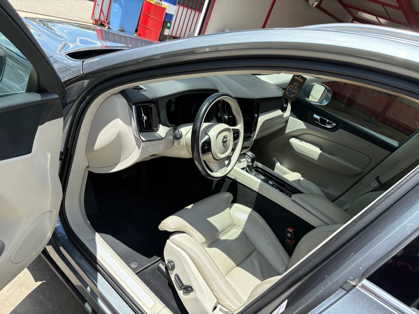 Volvo XC60 2.0 D4 AWD Inscription , снимка 4 - Автомобили и джипове - 54979163
